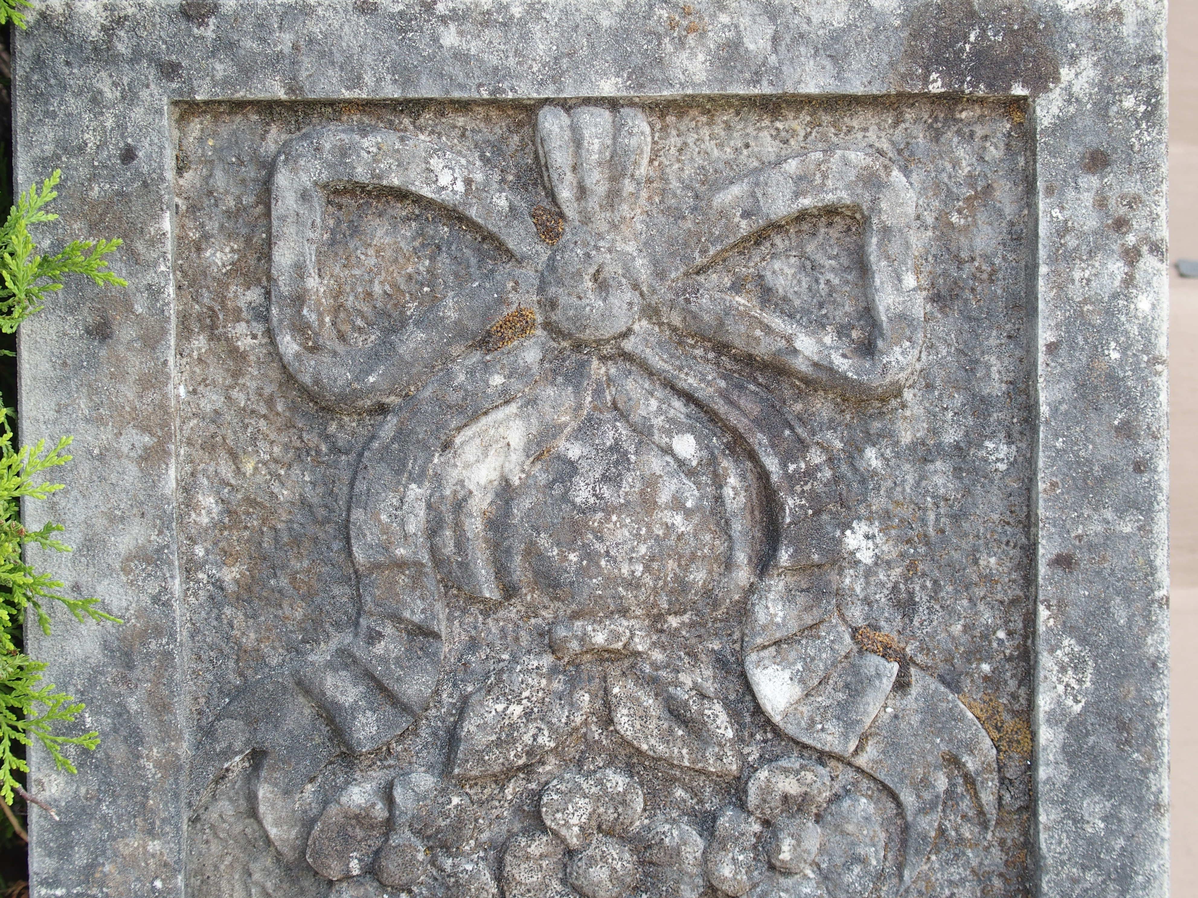 Pequeña placa en bajorrelieve de piedra caliza italiana, cinta arrugada y tallas de frutas Tallado a mano en venta