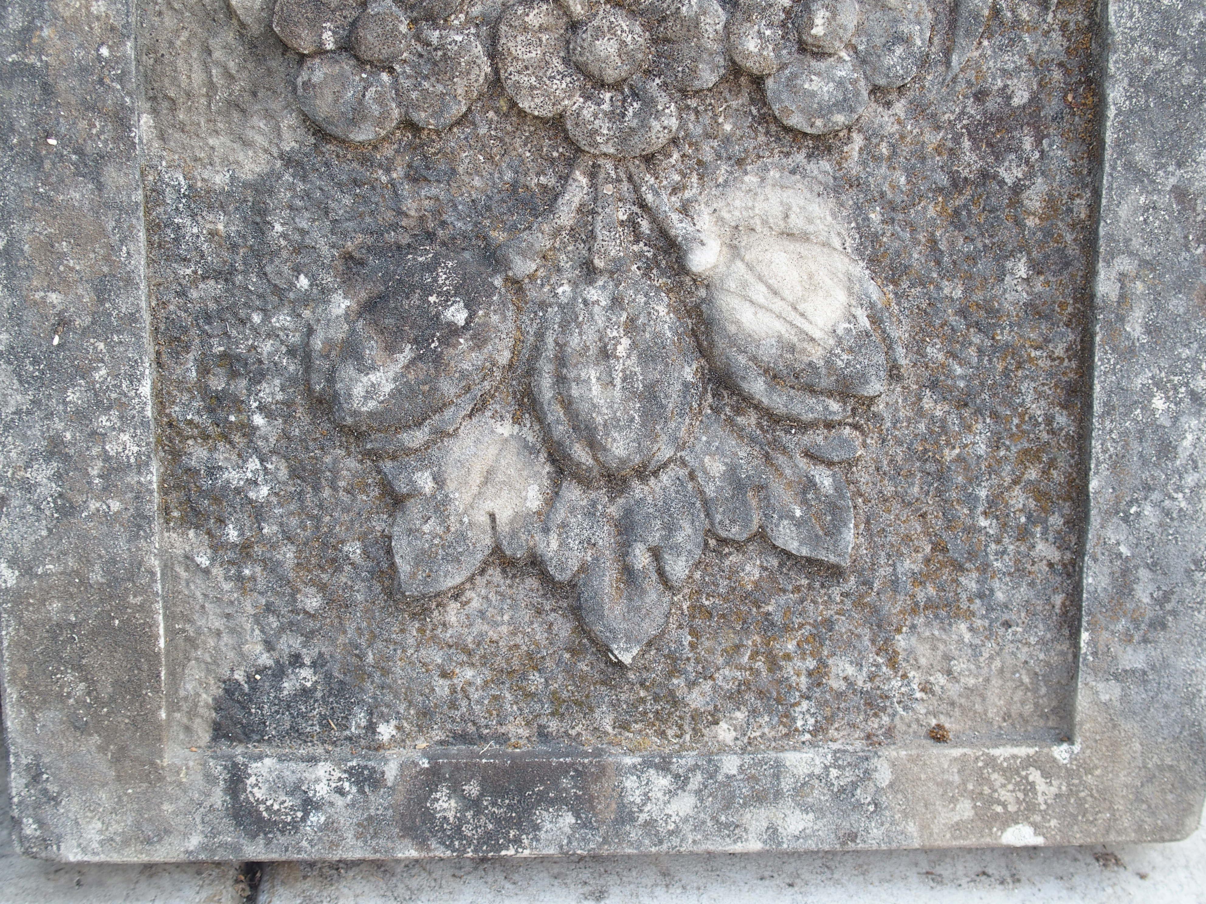 Pequeña placa en bajorrelieve de piedra caliza italiana, cinta arrugada y tallas de frutas en Bueno estado para la venta en Dallas, TX