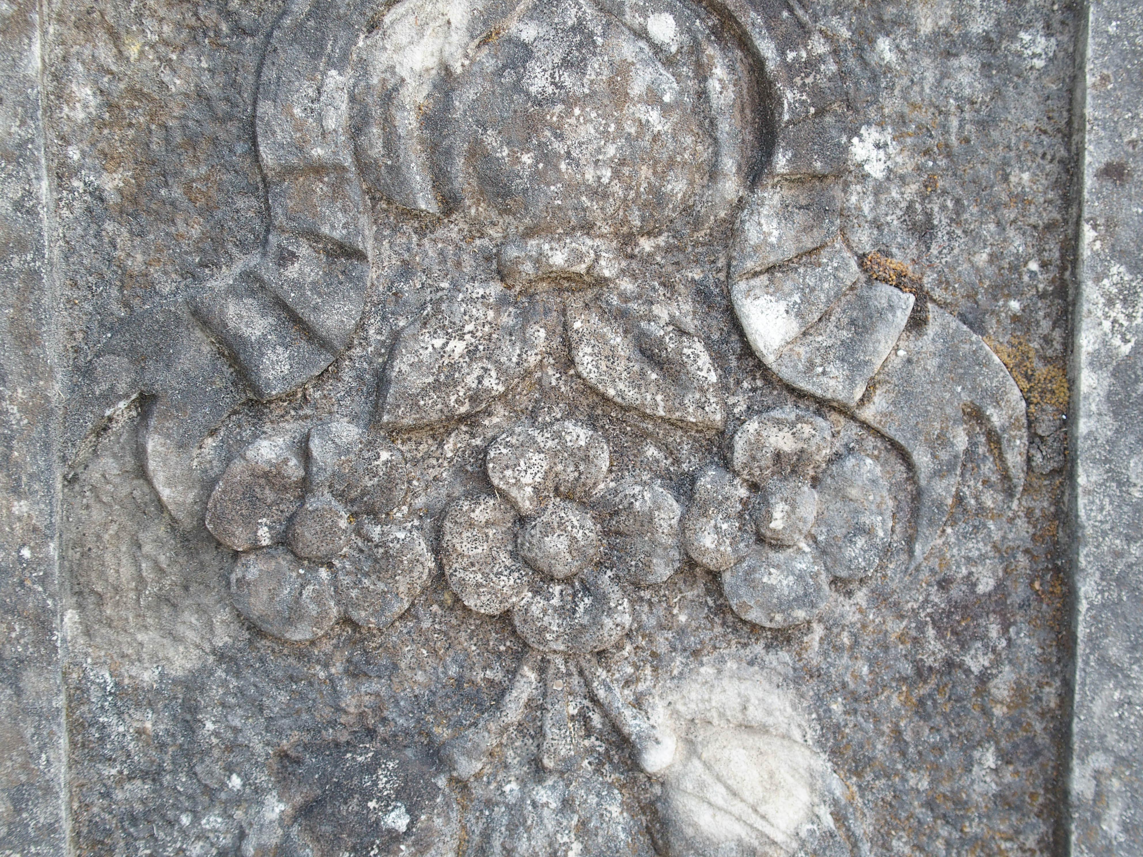 Pequeña placa en bajorrelieve de piedra caliza italiana, cinta arrugada y tallas de frutas Siglo XXI y contemporáneo en venta