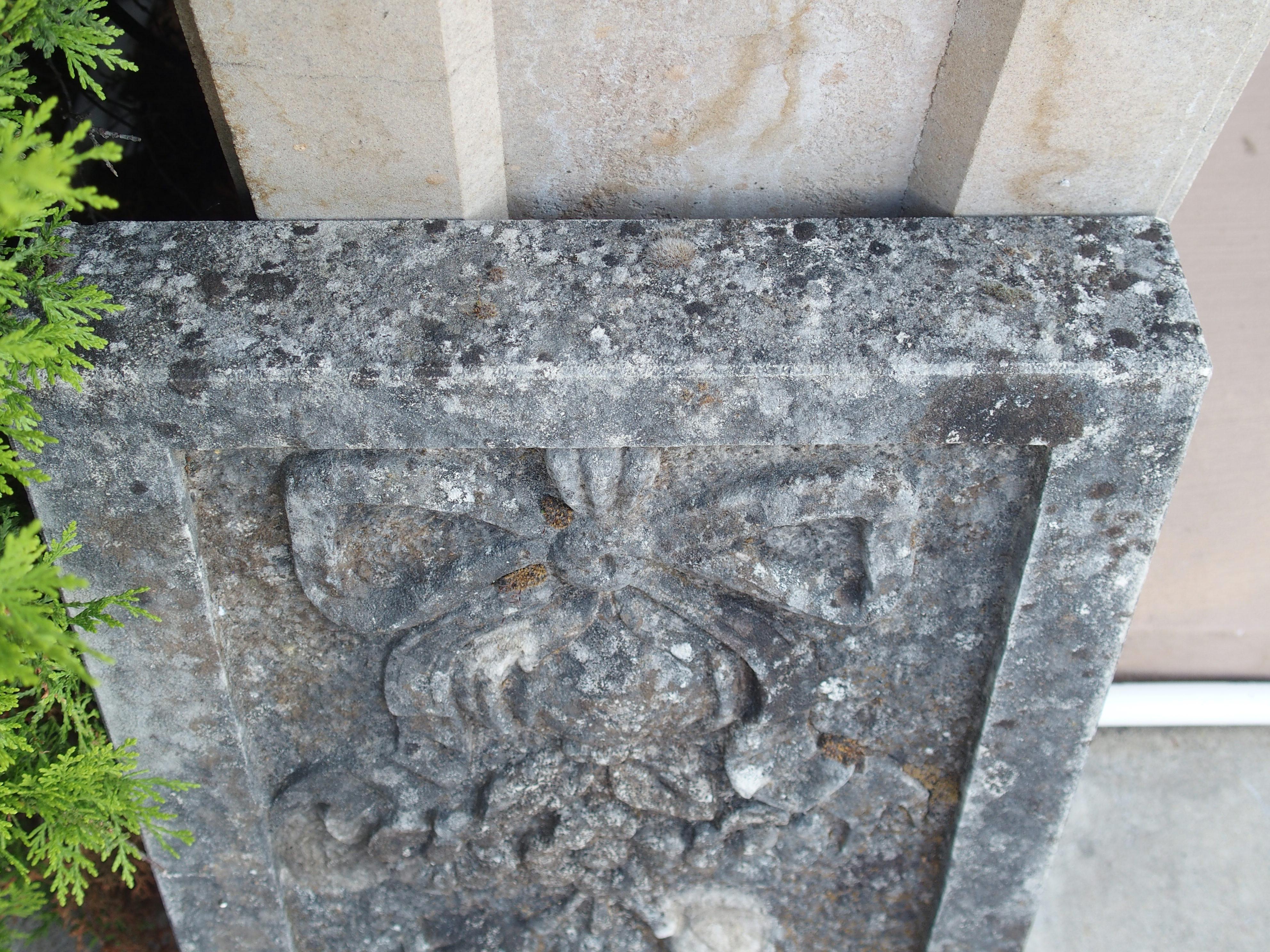 Pequeña placa en bajorrelieve de piedra caliza italiana, cinta arrugada y tallas de frutas Piedra en venta