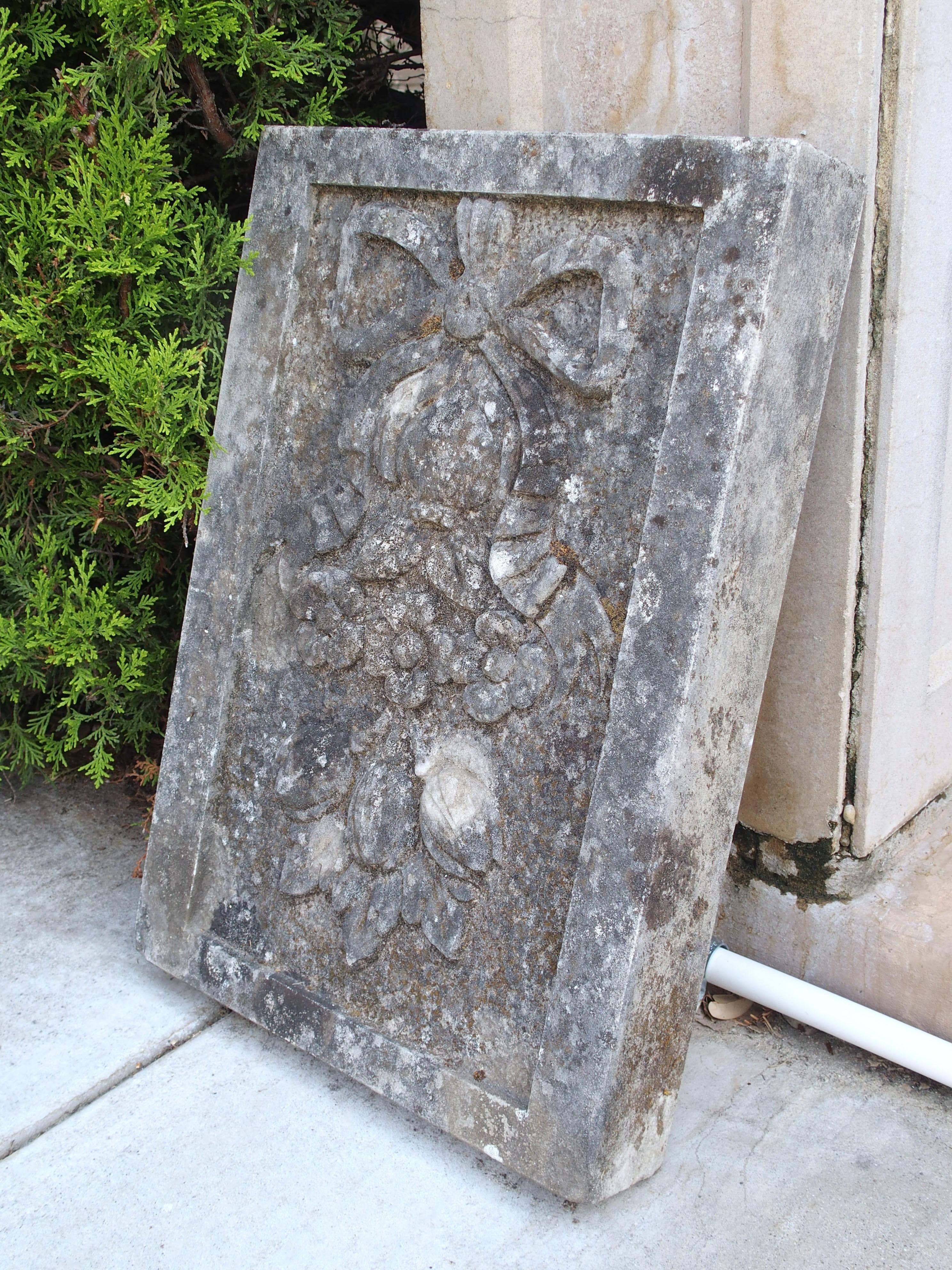 Pequeña placa en bajorrelieve de piedra caliza italiana, cinta arrugada y tallas de frutas en venta 1