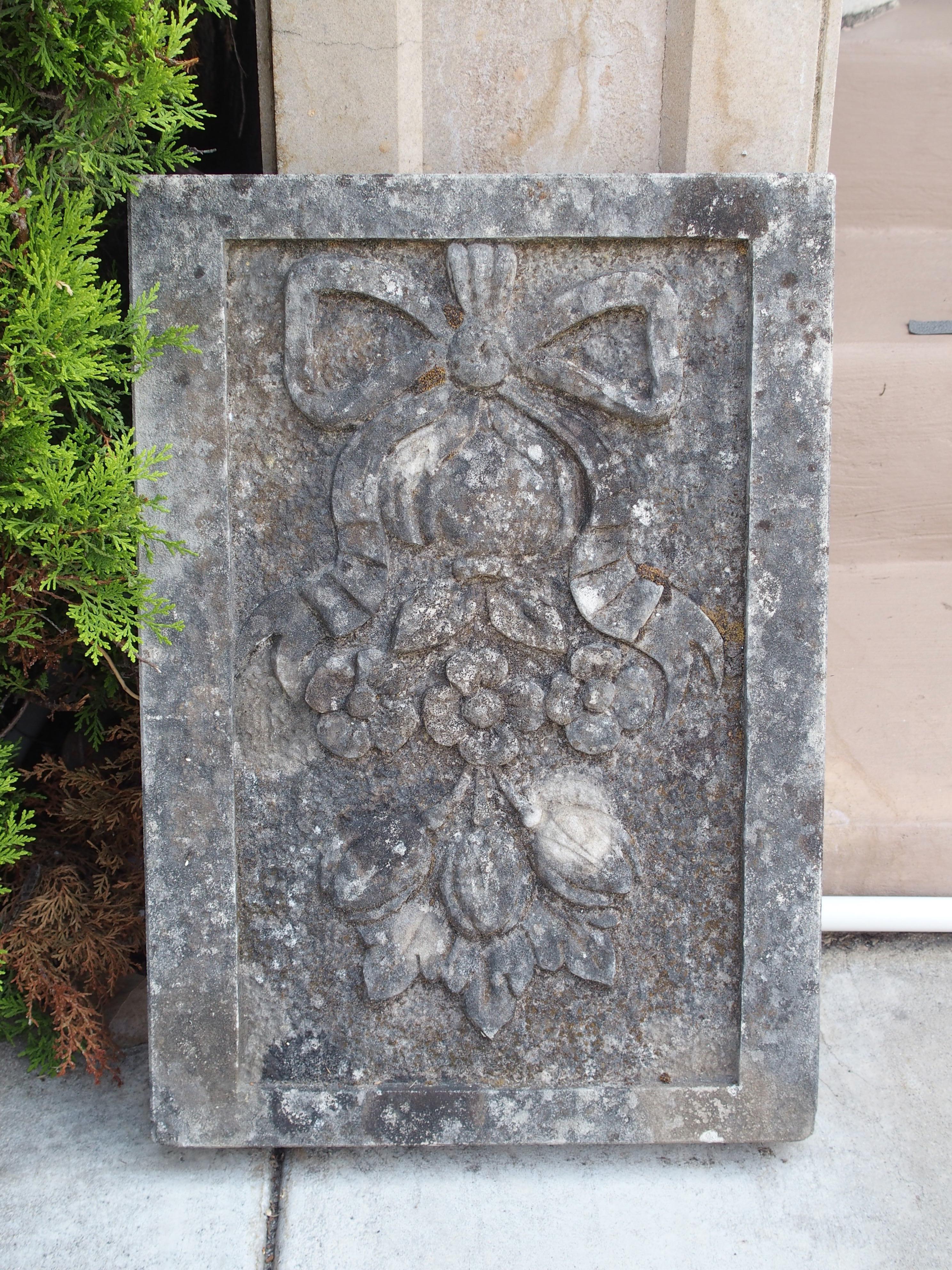 Pequeña placa en bajorrelieve de piedra caliza italiana, cinta arrugada y tallas de frutas en venta 2