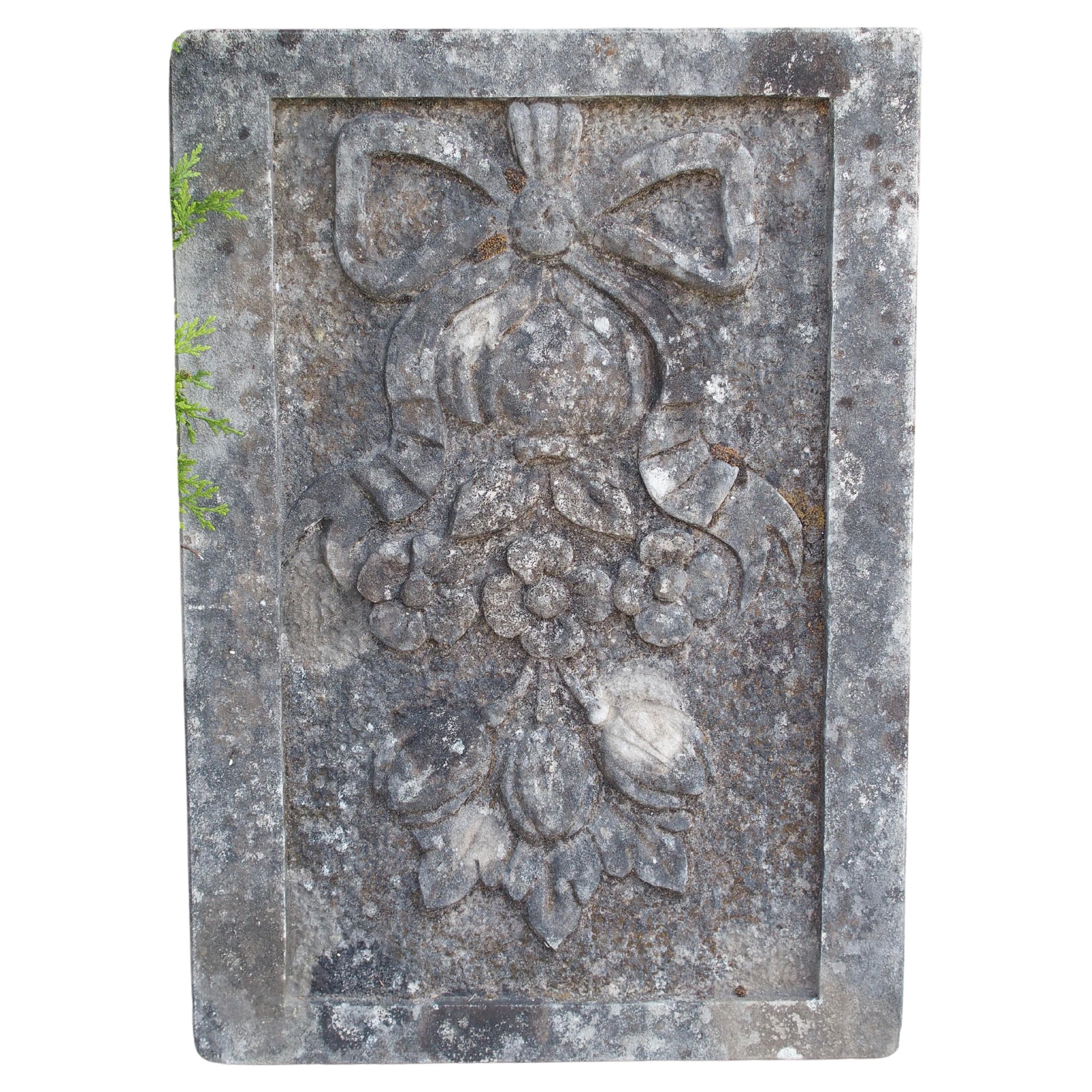 Pequeña placa en bajorrelieve de piedra caliza italiana, cinta arrugada y tallas de frutas en venta