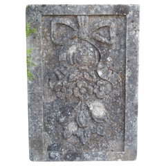Petite plaque italienne en bas-relief, ruban froissé et sculptures de fruits