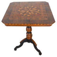 Kleiner italienischer Intarsientisch aus Nussbaum, Palisander und Ahorn