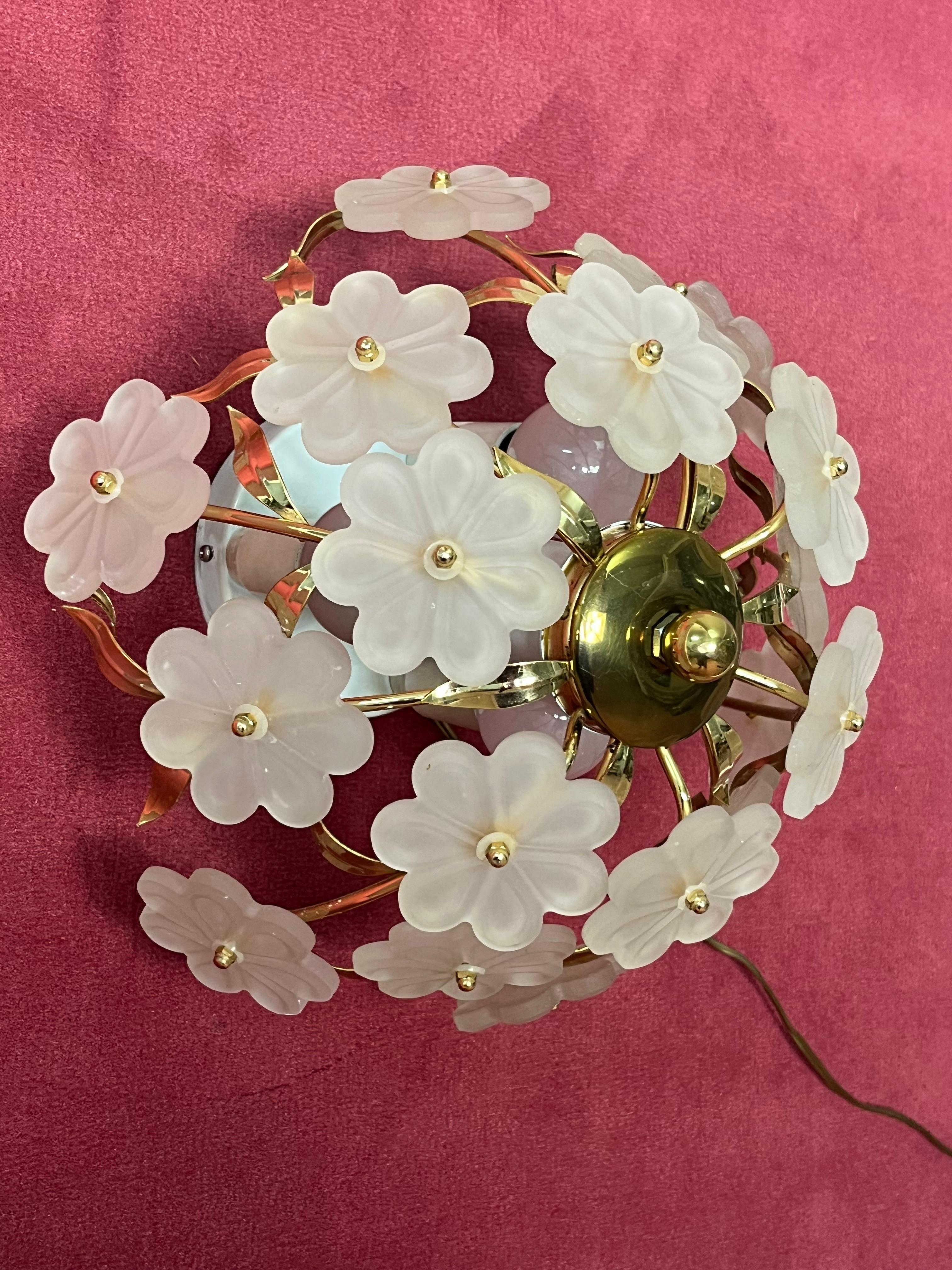 Small Italian Mid-Century 3-light Murano glass ceiling lamp, 1960s
Gold metal structure, purchased in Venice.
Intact and in good condition, e14 lamps.

We guarantee immediate shipping with adequate packaging and trusted courier.