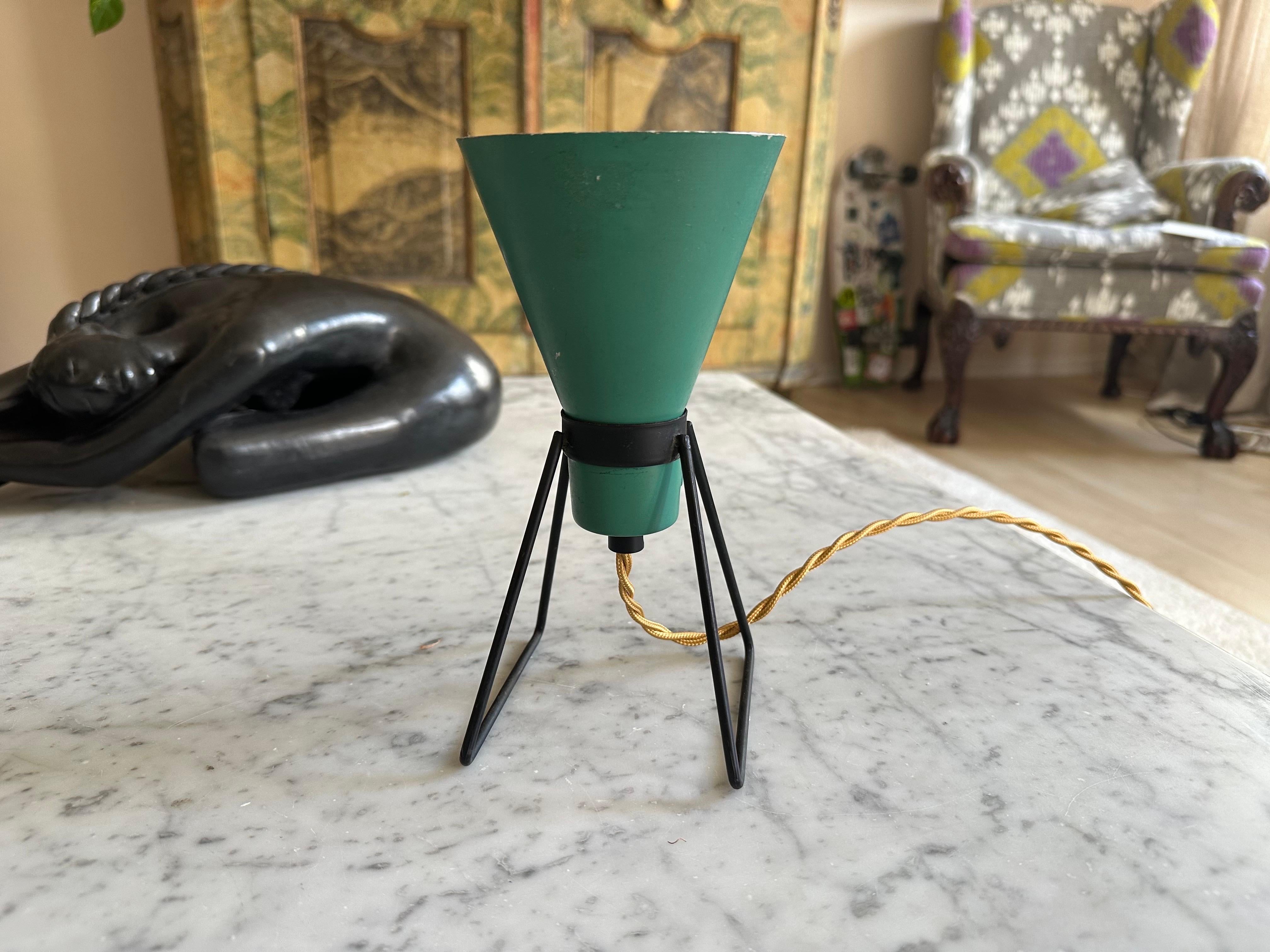 Kleine italienische Aluminium-Tischlampe mit konischem Schirm, 1950er Jahre, Mitte des Jahrhunderts im Angebot 7