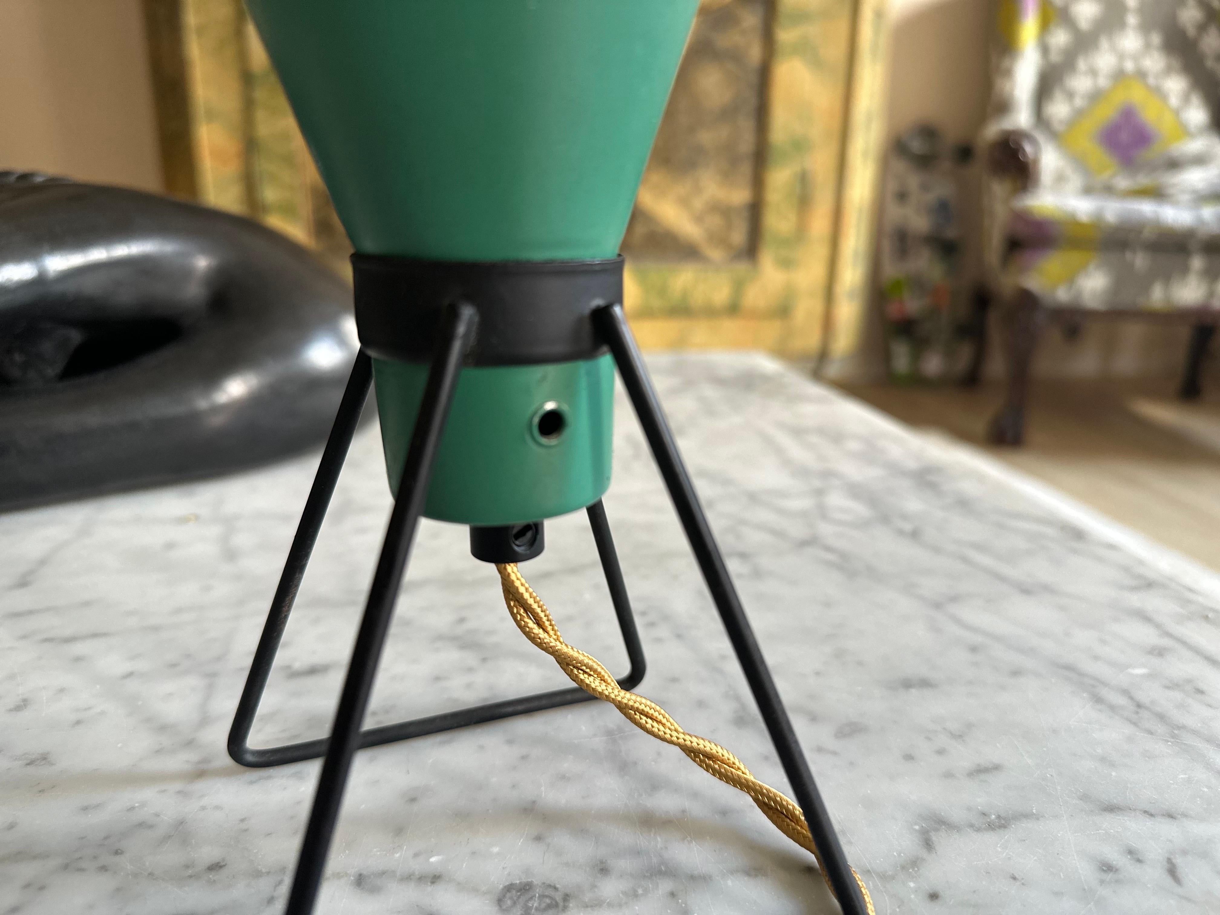 Kleine italienische Aluminium-Tischlampe mit konischem Schirm, 1950er Jahre, Mitte des Jahrhunderts im Angebot 8