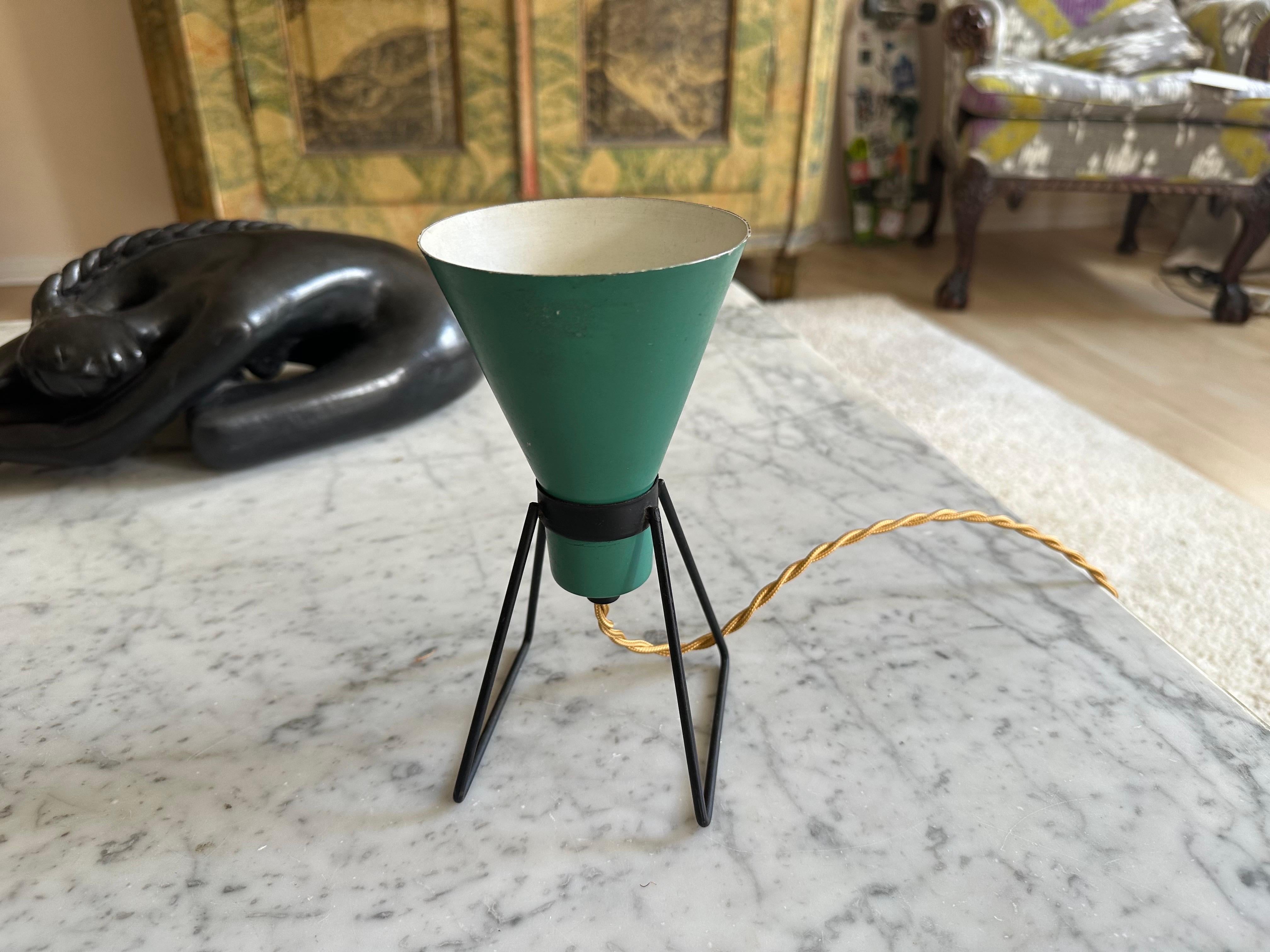 Kleine italienische Aluminium-Tischlampe mit konischem Schirm, 1950er Jahre, Mitte des Jahrhunderts im Angebot 10