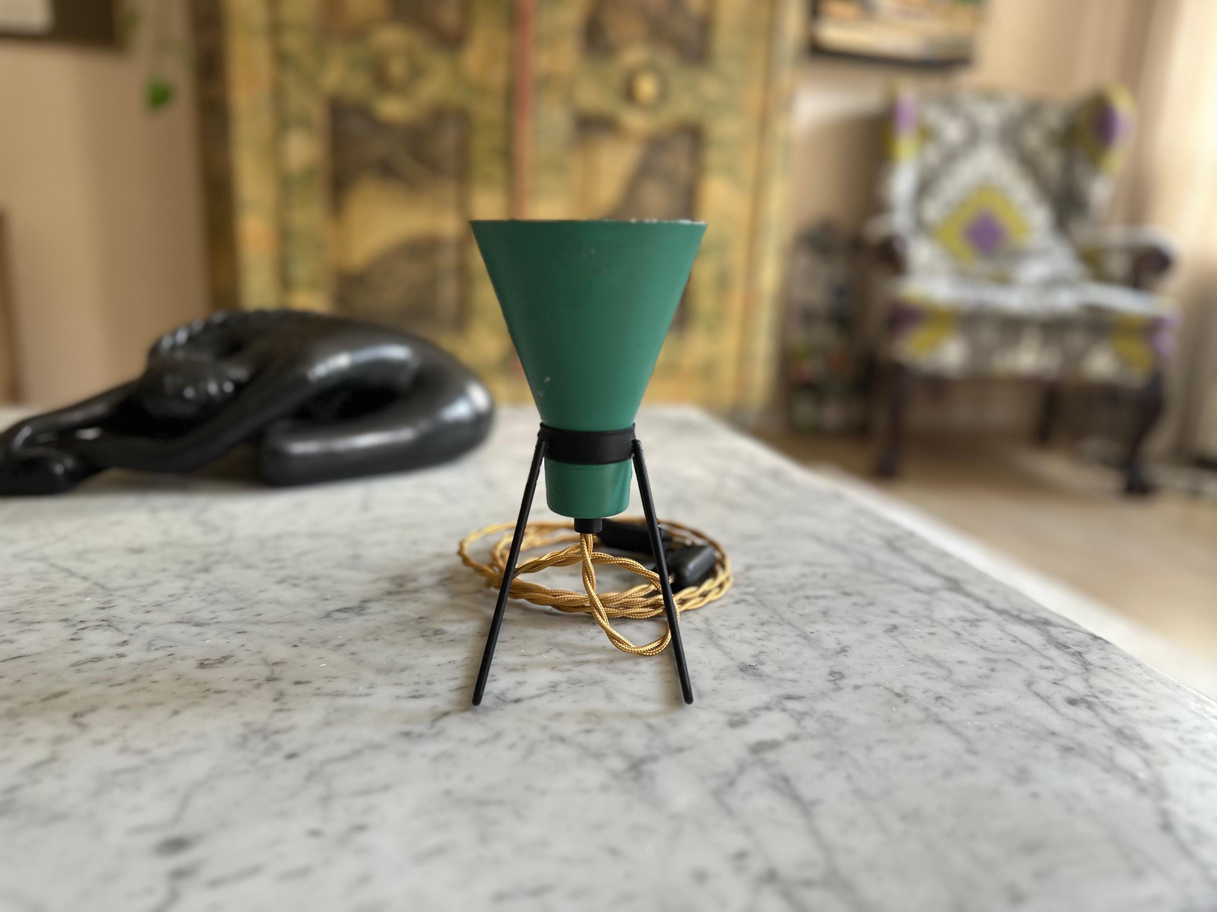 Kleine italienische Aluminium-Tischlampe mit konischem Schirm, 1950er Jahre, Mitte des Jahrhunderts im Angebot 13
