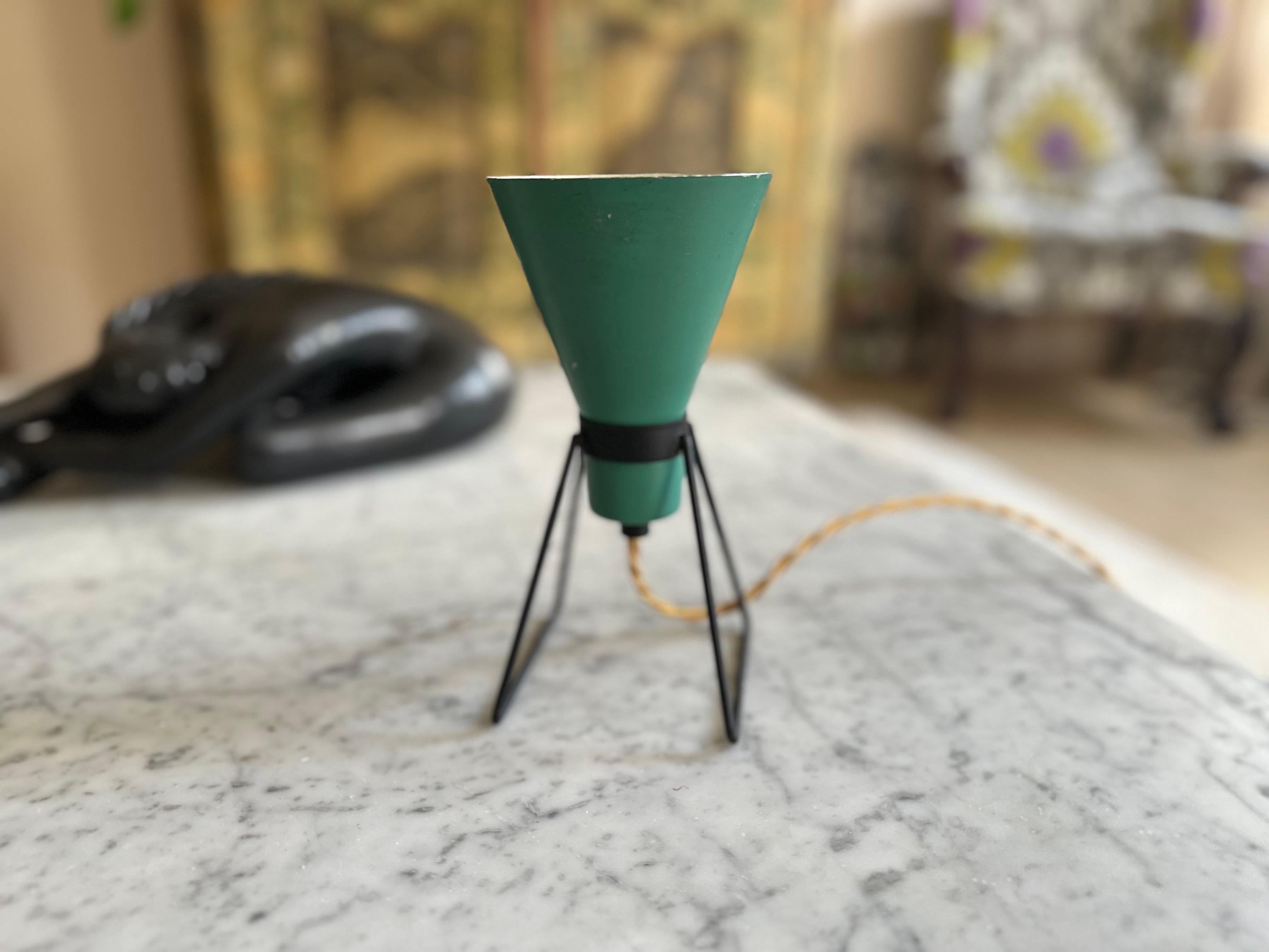 Kleine italienische Aluminium-Tischlampe mit konischem Schirm, 1950er Jahre, Mitte des Jahrhunderts im Angebot 14