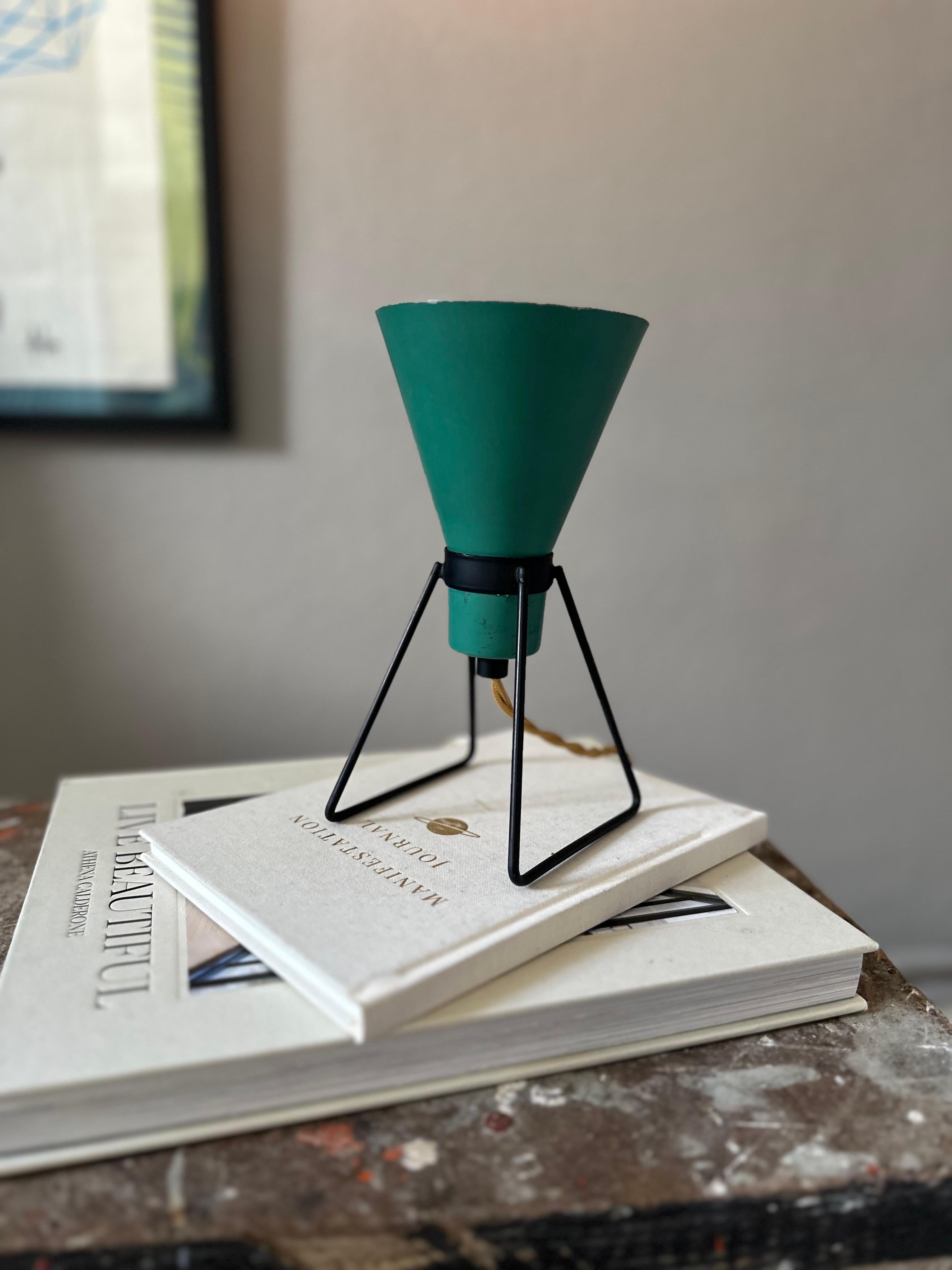 Kleine italienische Aluminium-Tischlampe mit konischem Schirm, 1950er Jahre, Mitte des Jahrhunderts (Moderne der Mitte des Jahrhunderts) im Angebot