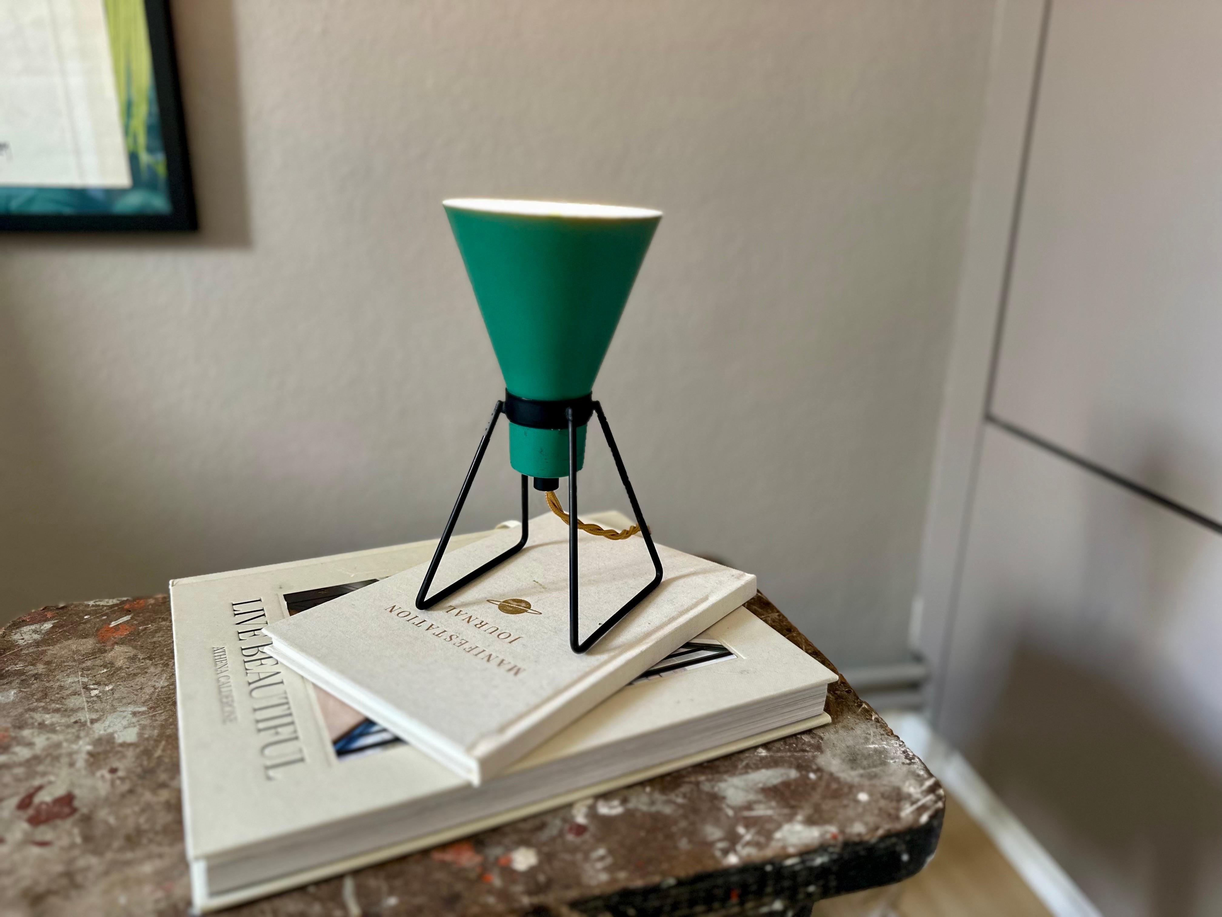 Kleine italienische Aluminium-Tischlampe mit konischem Schirm, 1950er Jahre, Mitte des Jahrhunderts (Italienisch) im Angebot