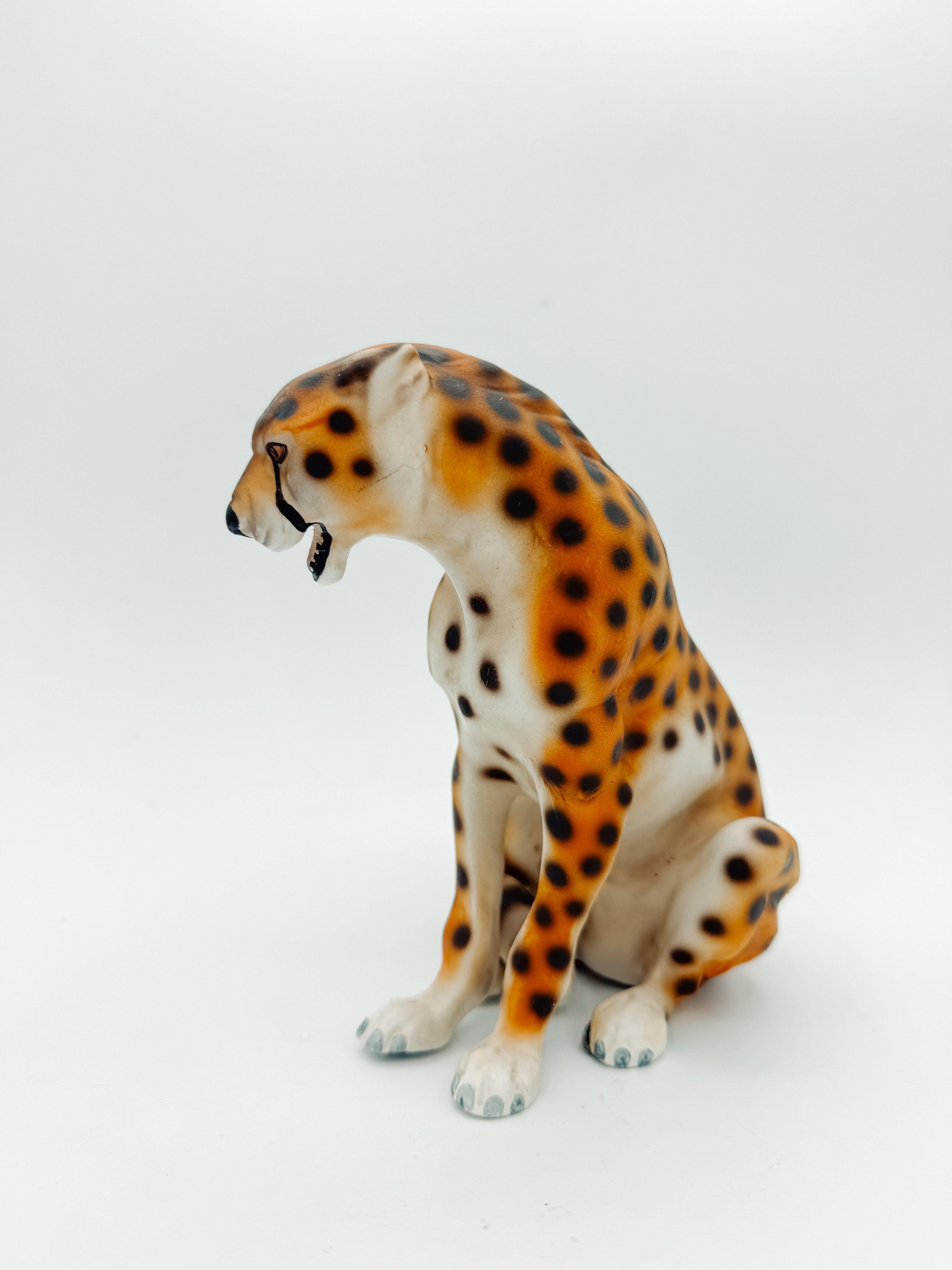Questa splendida scultura di ghepardo in ceramica del Mid-Century Modern, proveniente dall'Italia, cattura l'eleganza e la grazia del maestoso felino. Realizzato con perizia e dettagli intricati, dal viso espressivo alla posizione eretta, questo
