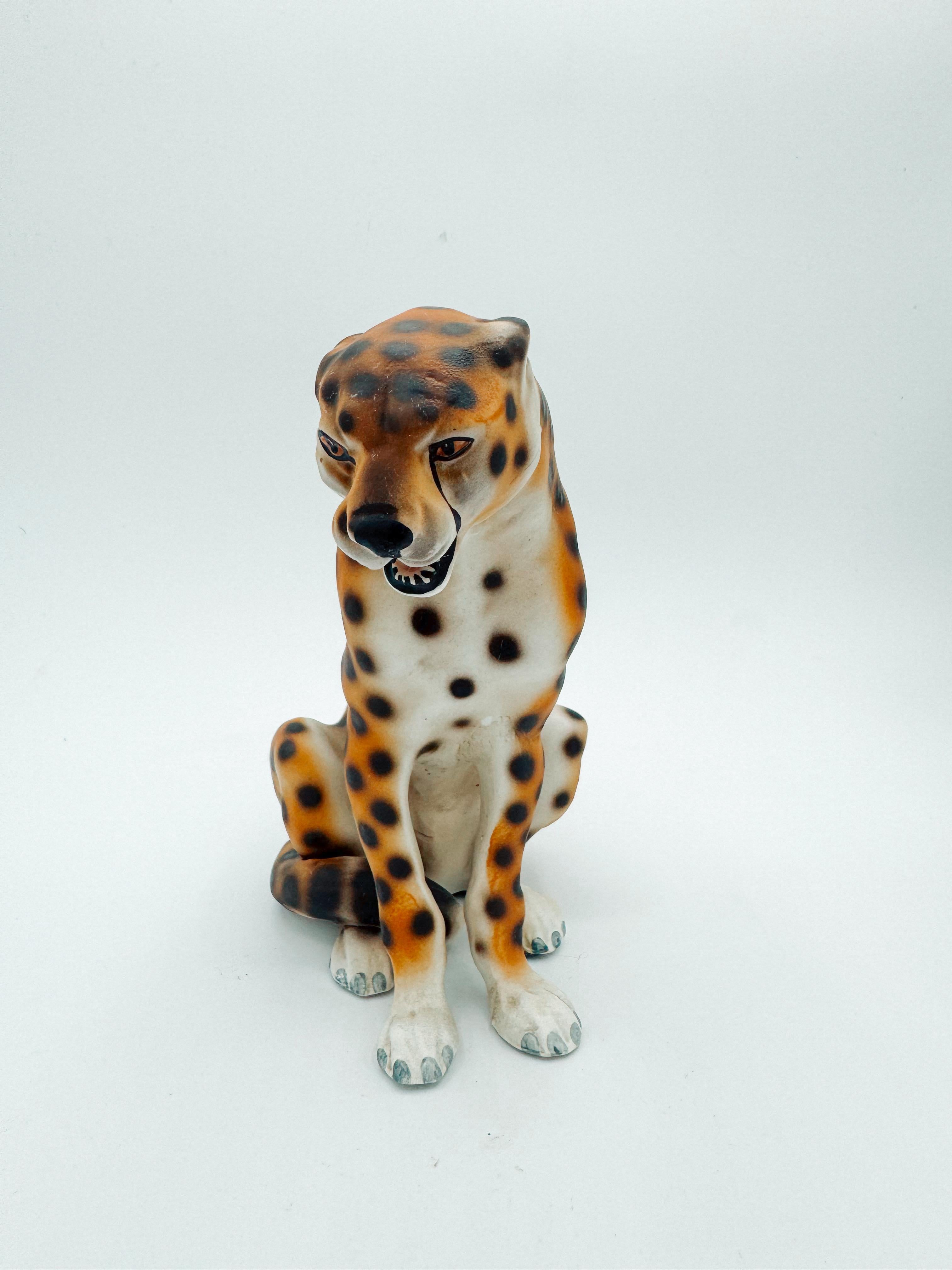Mid-Century moderno Piccola scultura italiana di ghepardo in ceramica di metà secolo, finitura opaca in vendita