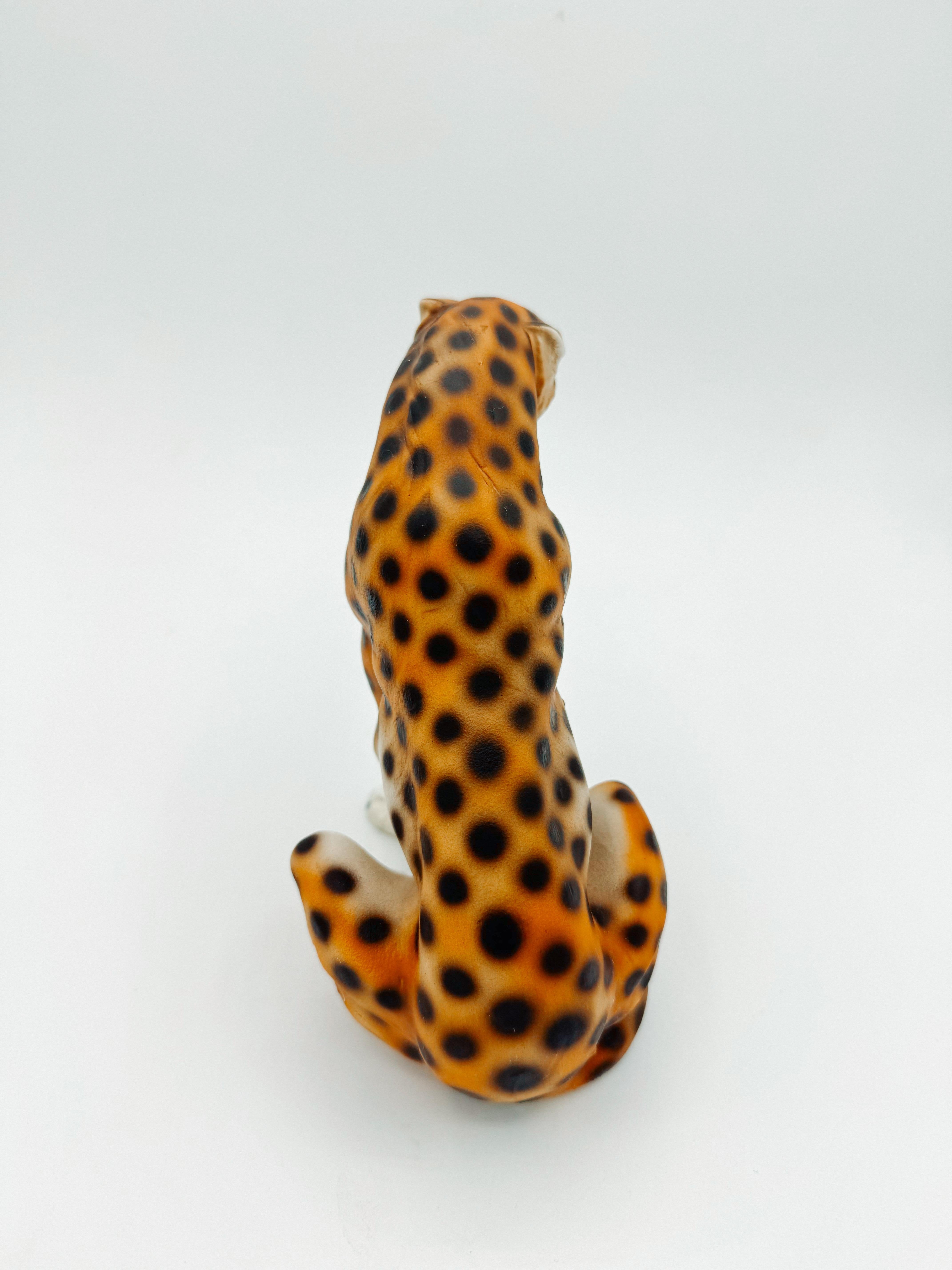 XX secolo Piccola scultura italiana di ghepardo in ceramica di metà secolo, finitura opaca in vendita
