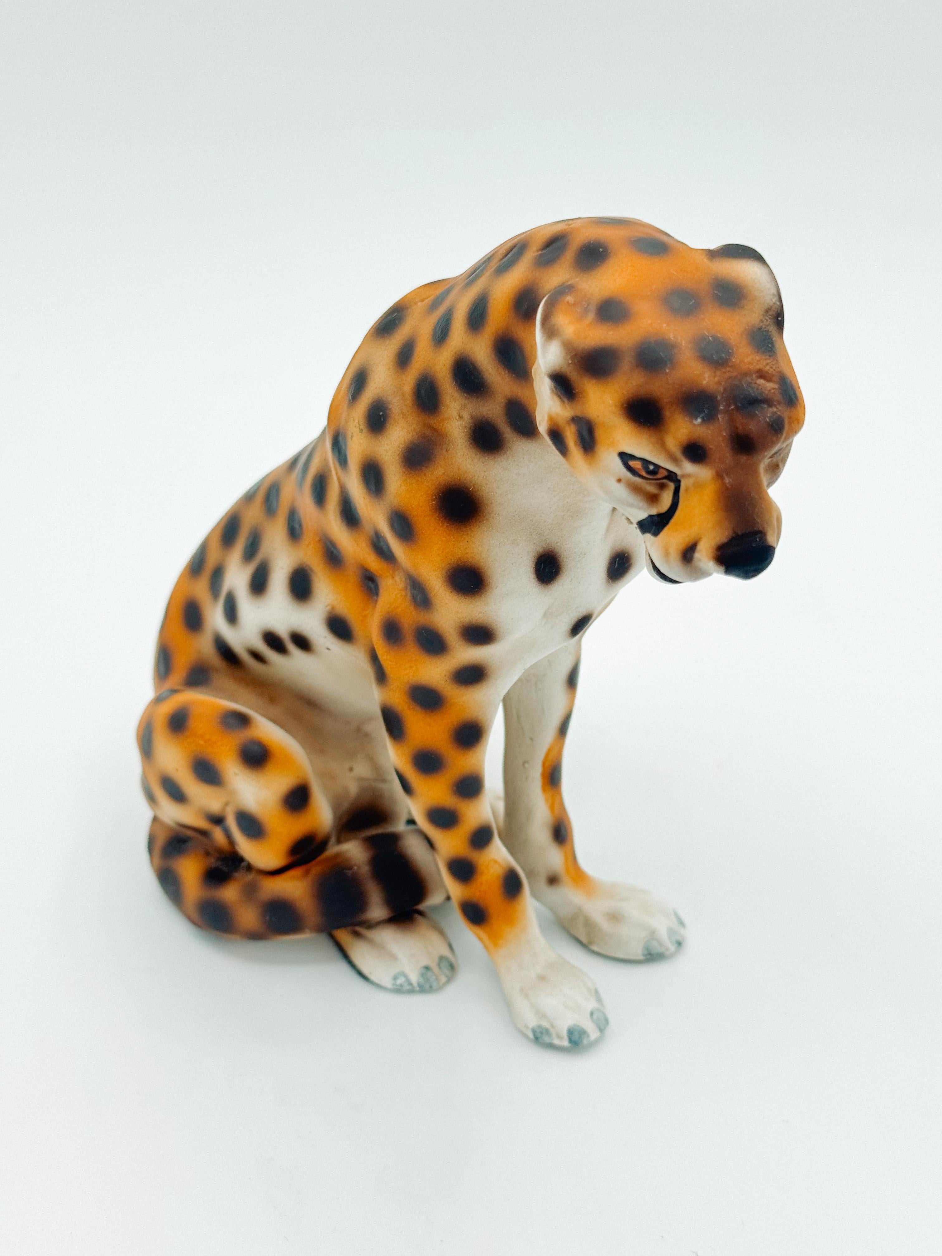 Ceramica Piccola scultura italiana di ghepardo in ceramica di metà secolo, finitura opaca in vendita