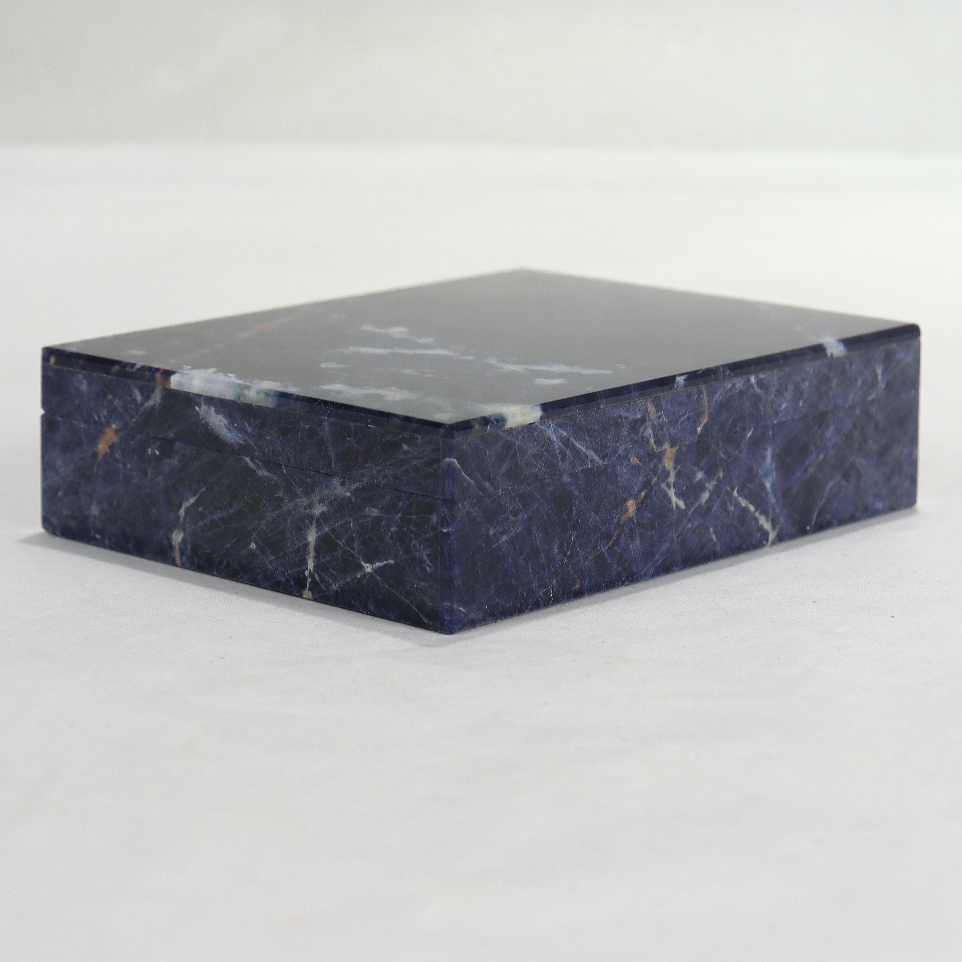 Eine feine kleine italienische Mid-Century Modern Kommode oder Tisch Box.

Mit Blättern aus Lapislazuli auf schwarzem Marmor und einer feinen 800er Silbermontierung und Scharnier.

Einfach eine wunderschöne Tischschatulle aus der