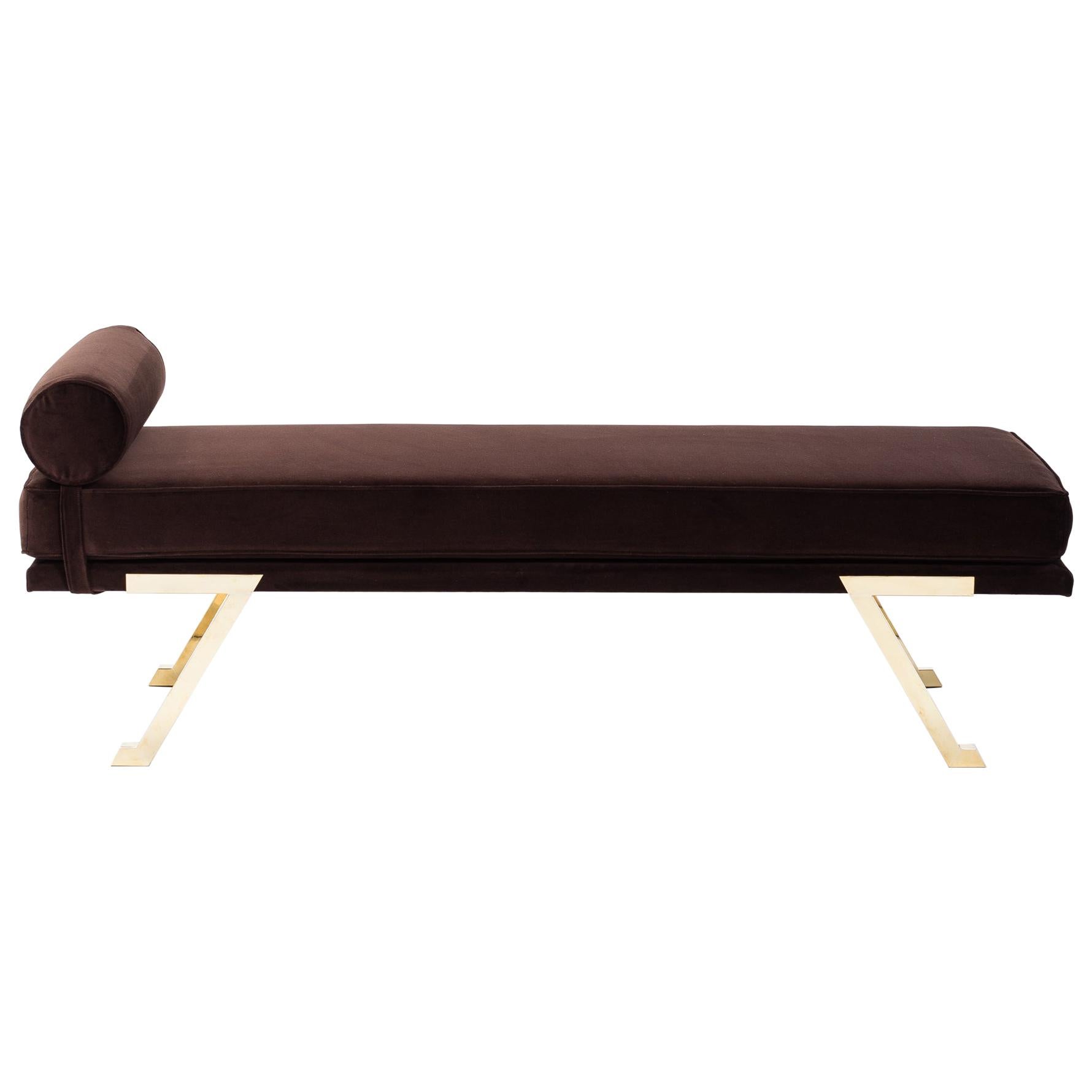 Wonderful Italian Mid-Century daybed / bench / settee in a clear design of the seventies.
Heavy, solid, geometric brass legs combined with chocolate brown velvet from Pierre Frey.
(Completely reupholstered).
The mattress (11cm) rests loosely on the