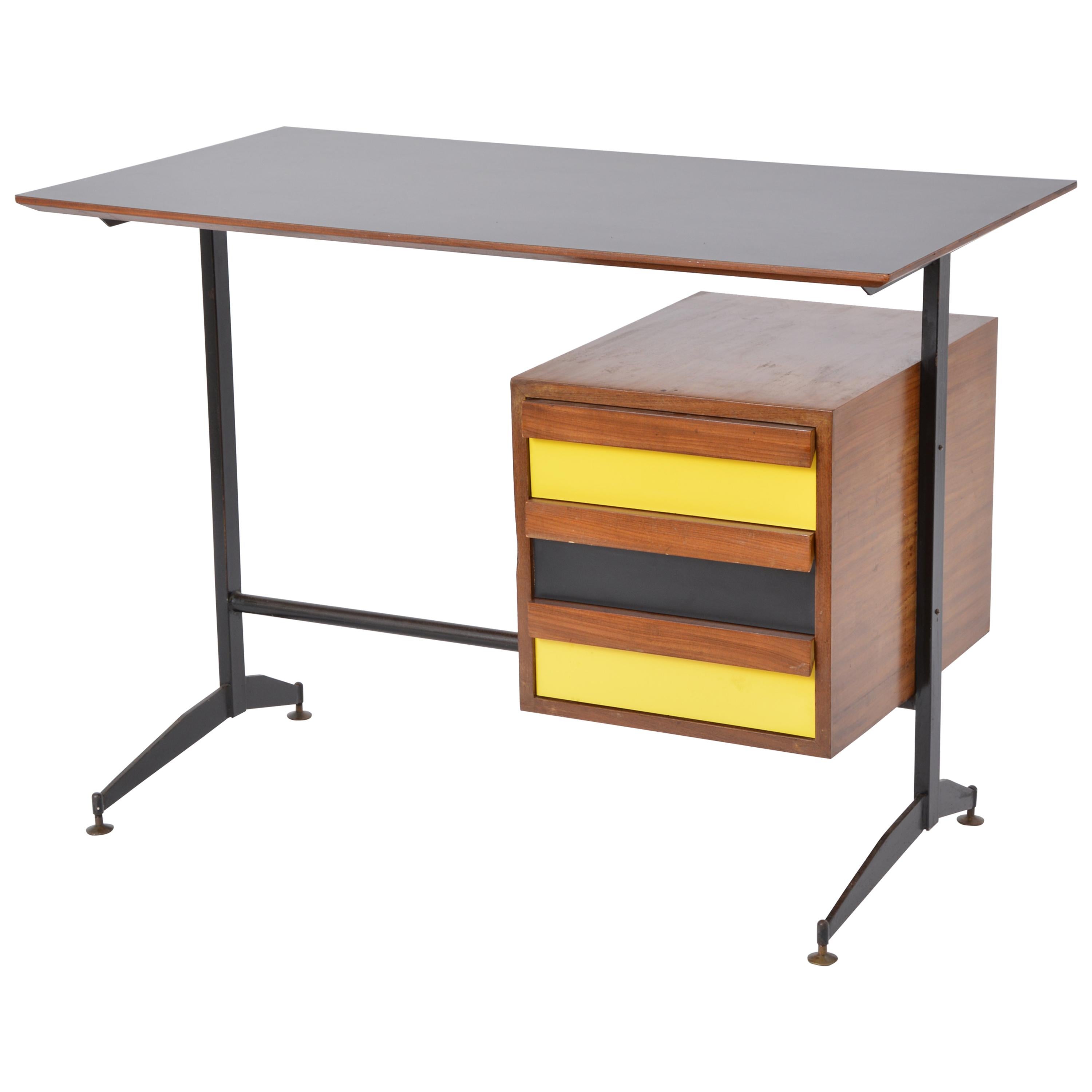 This desk was produced in Italy in the 1960s. It features a structure made of lacquered metal. The top is made of Formica and drawers are made of teak wood.