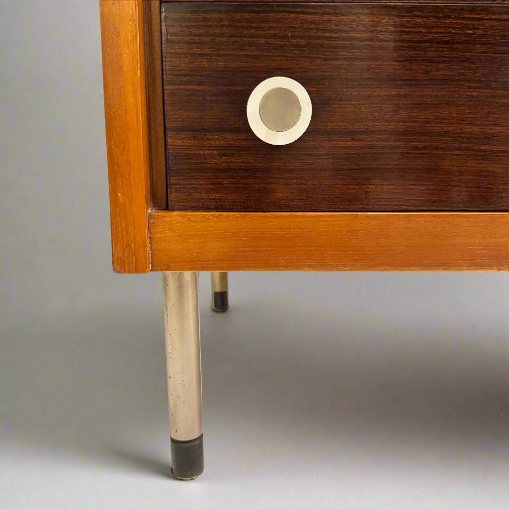 Legno Piccola cassettiera modernista italiana in vendita