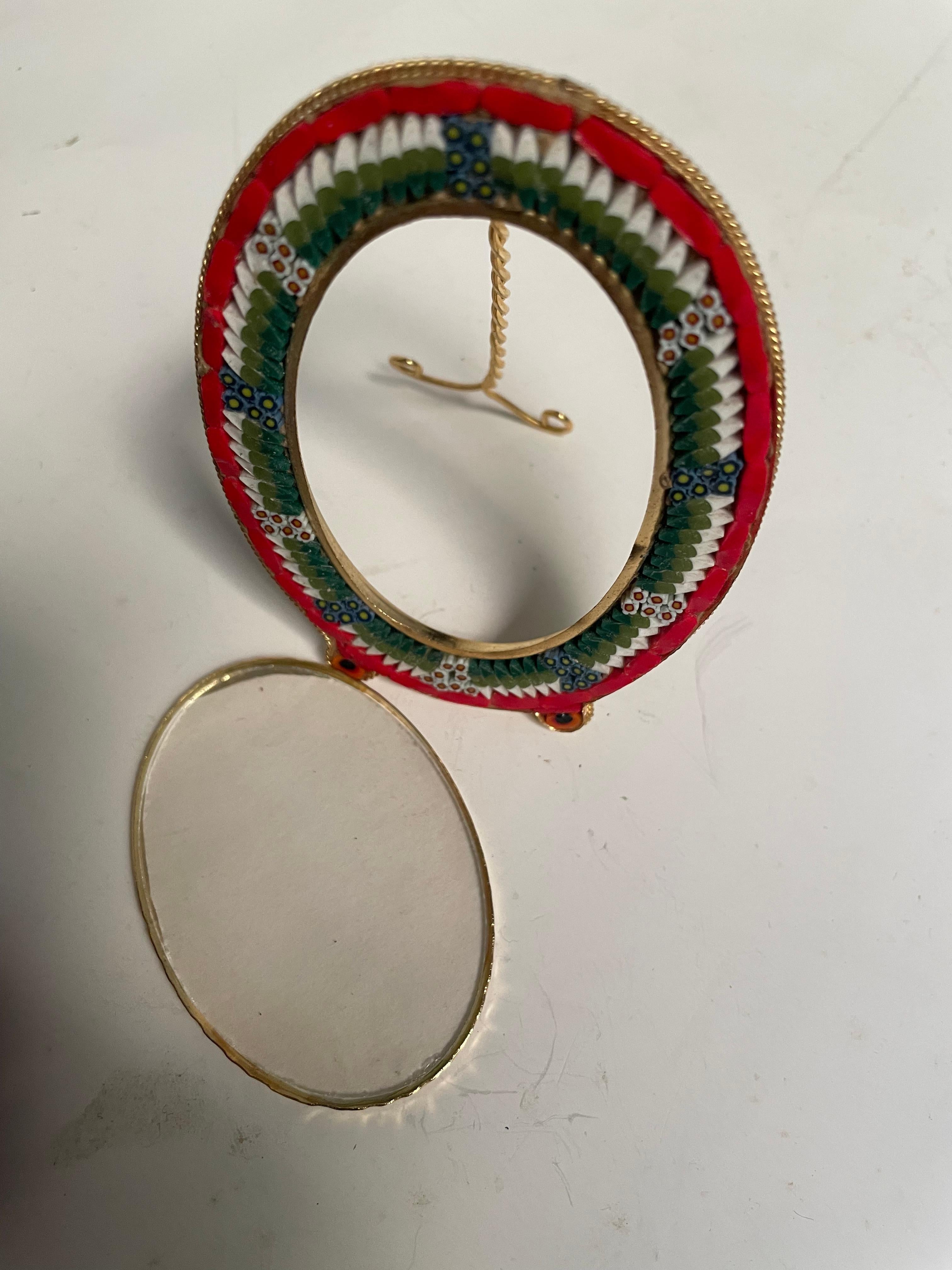 Pequeño Marco Italiano Ovalado Micro Mosaico Rojo/Verde/Blanco Latón y Vidrio en venta 10