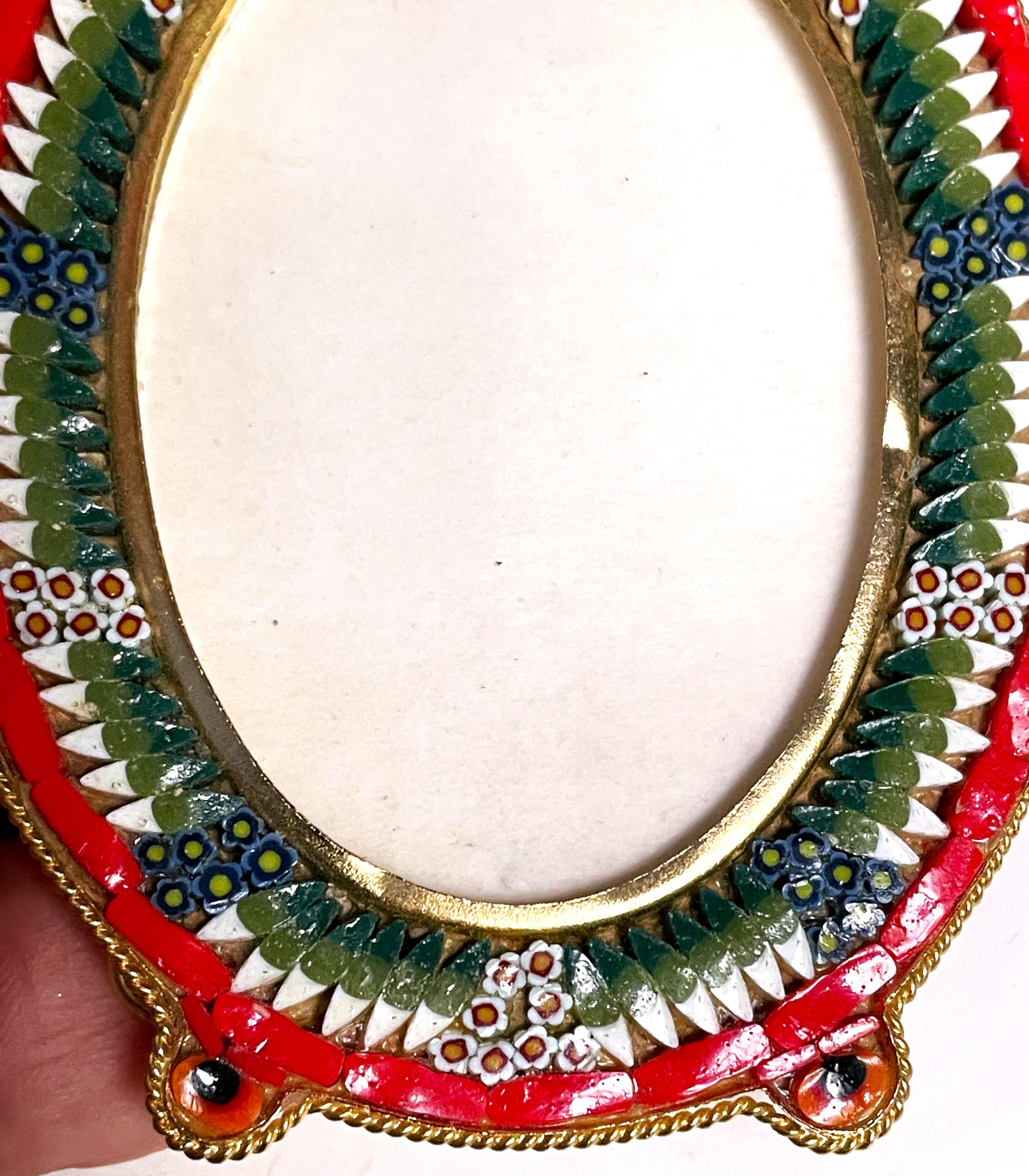 Pequeño Marco Italiano Ovalado Micro Mosaico Rojo/Verde/Blanco Latón y Vidrio Artes y manualidades en venta