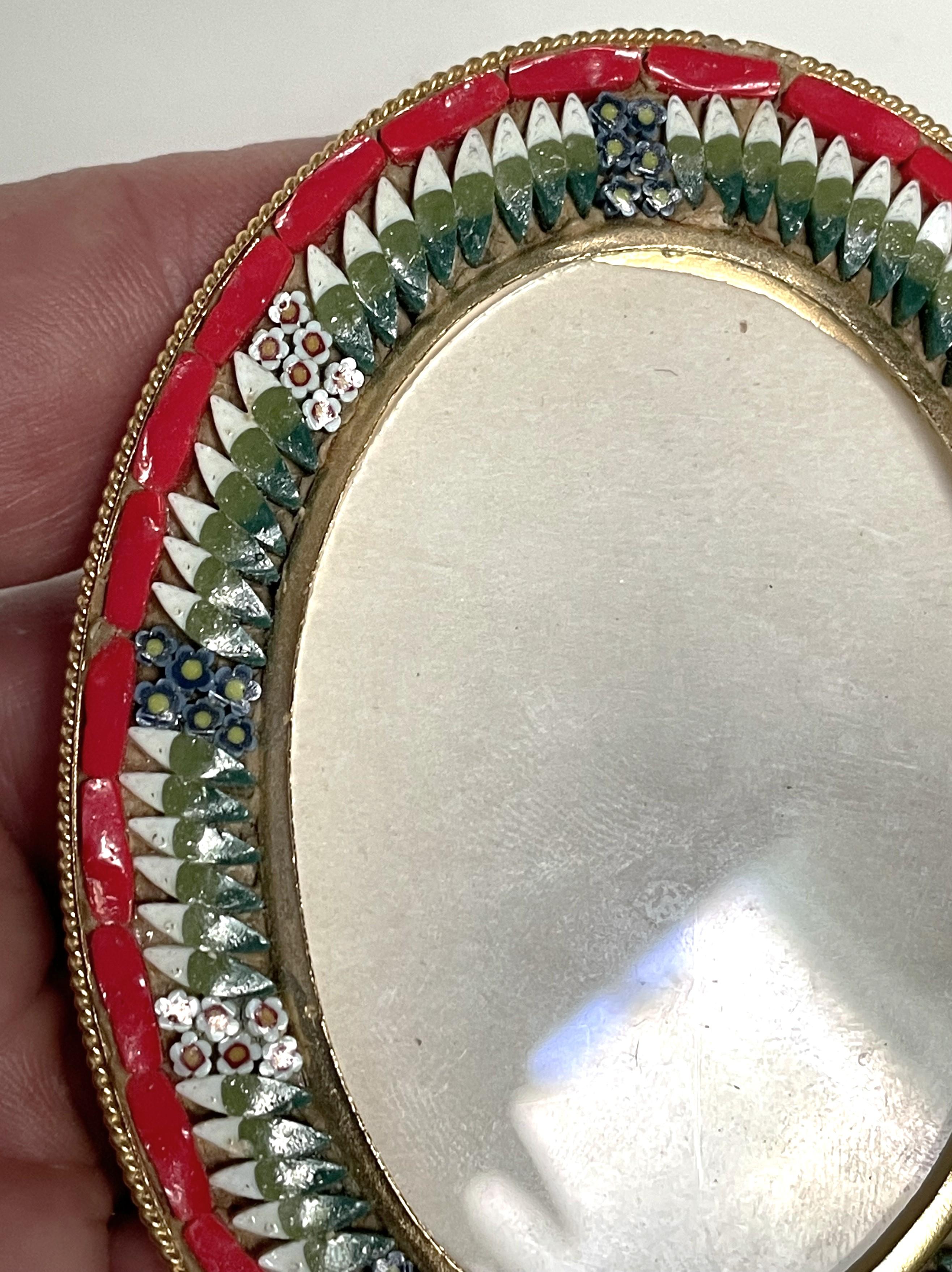 Pequeño Marco Italiano Ovalado Micro Mosaico Rojo/Verde/Blanco Latón y Vidrio en Bueno estado para la venta en Clifton Forge, VA