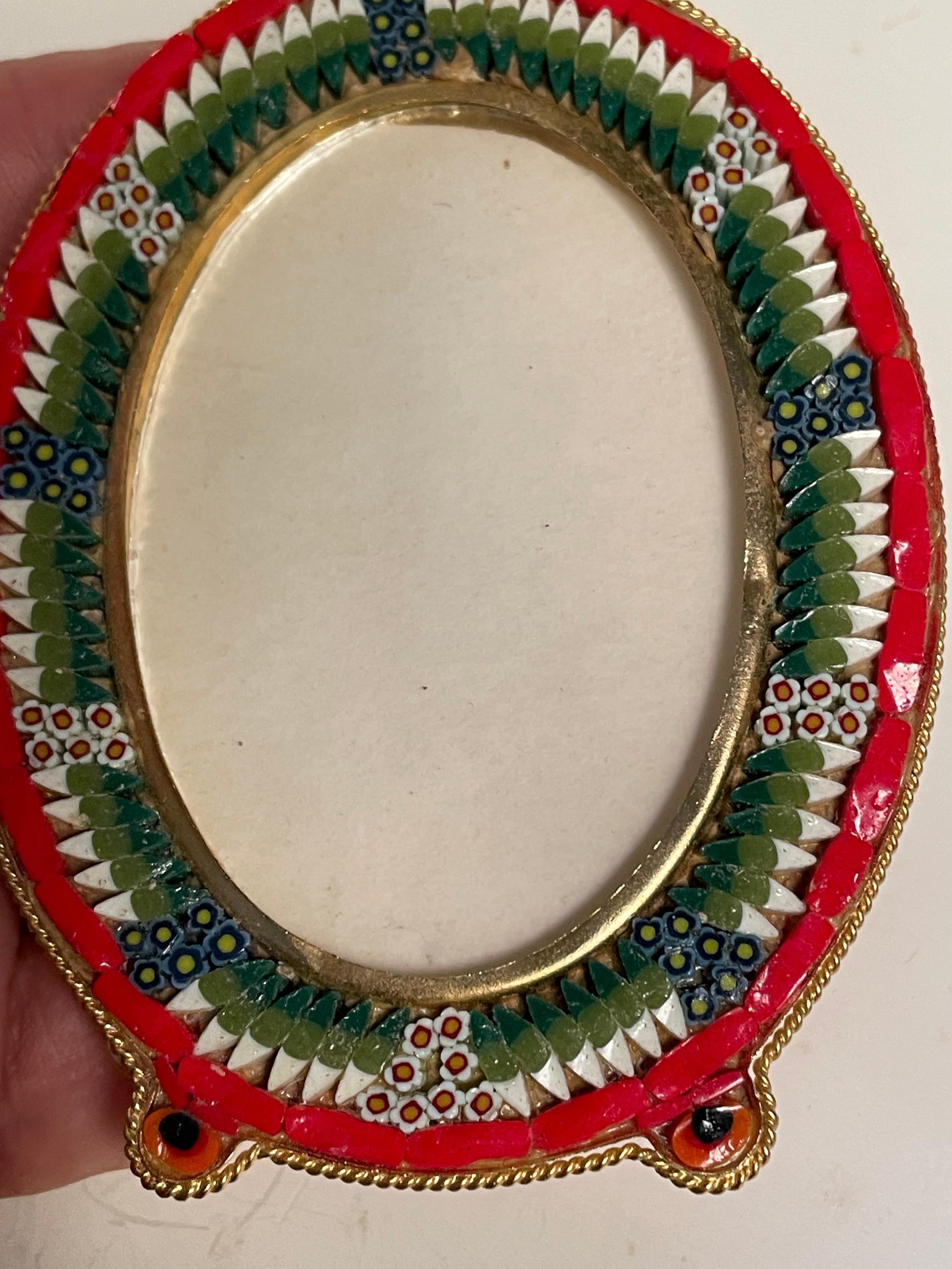 Pequeño Marco Italiano Ovalado Micro Mosaico Rojo/Verde/Blanco Latón y Vidrio en venta 1