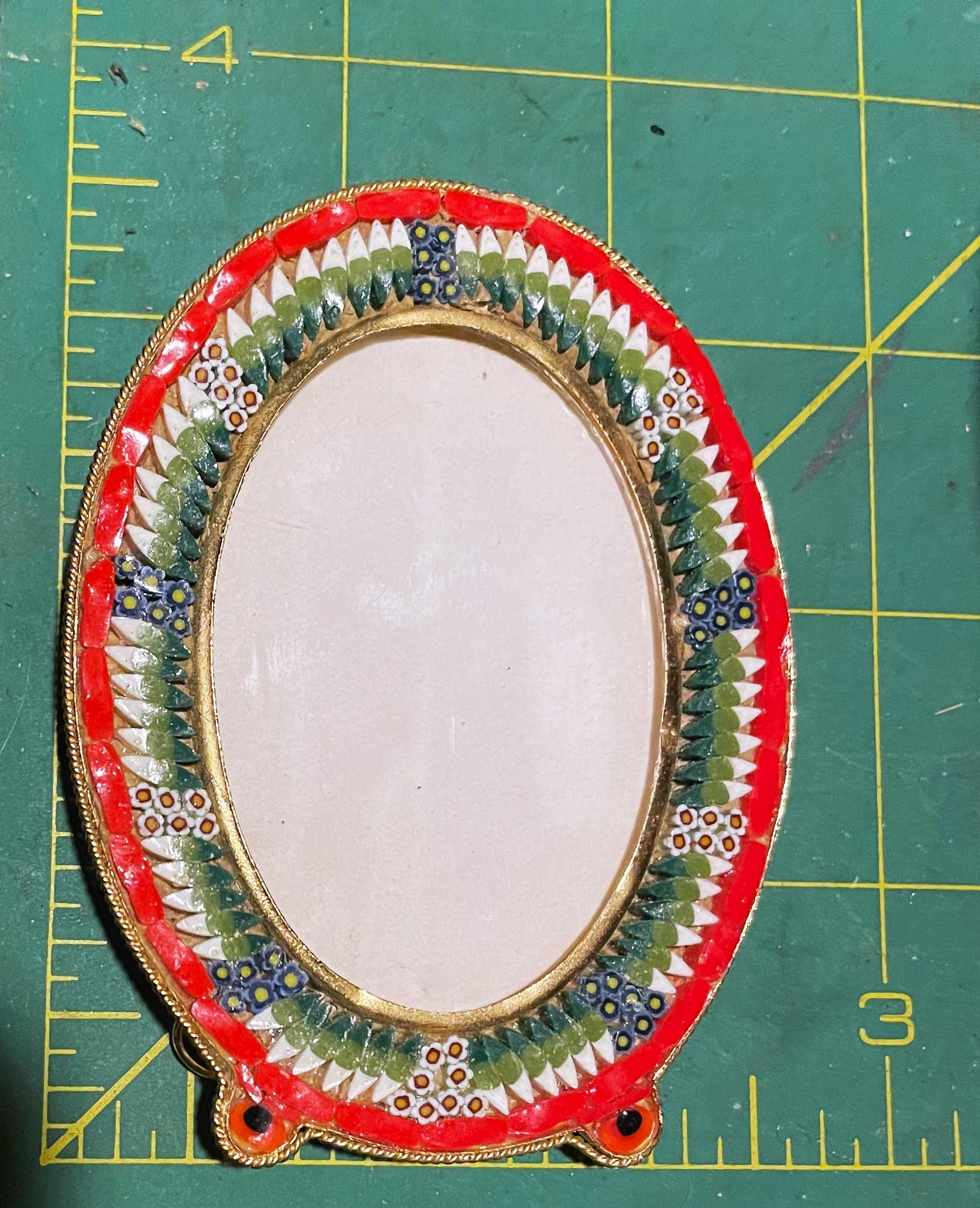 Pequeño Marco Italiano Ovalado Micro Mosaico Rojo/Verde/Blanco Latón y Vidrio en venta 2