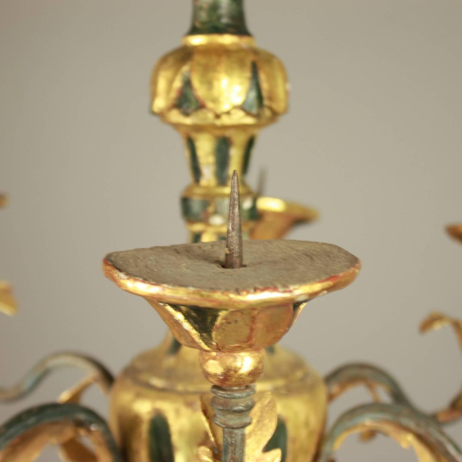 Small Italian Painted and Carved Giltwood Chandelier im Zustand „Gut“ in Berlin, DE