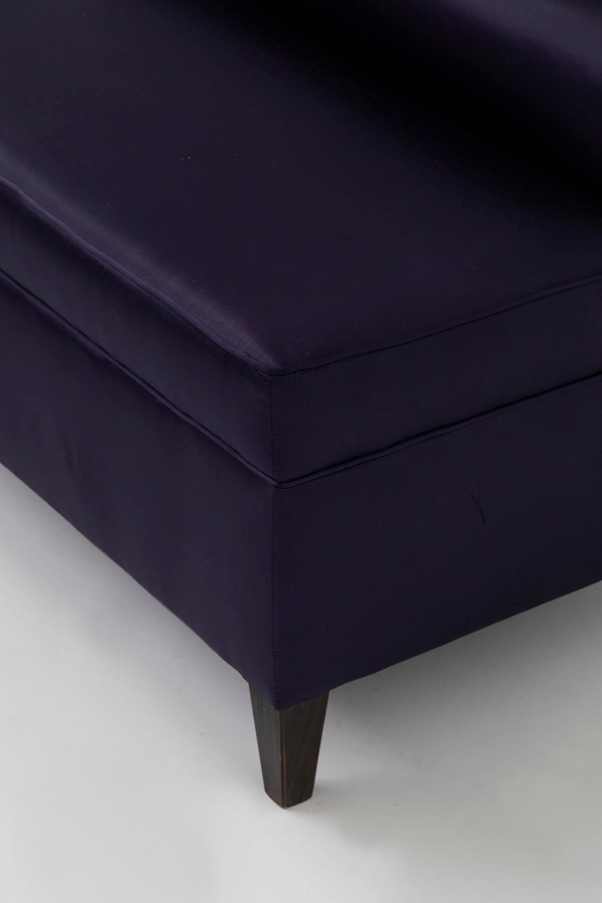 20ième siècle Petit canapé italien en satin violet avec coussin à rouler en vente
