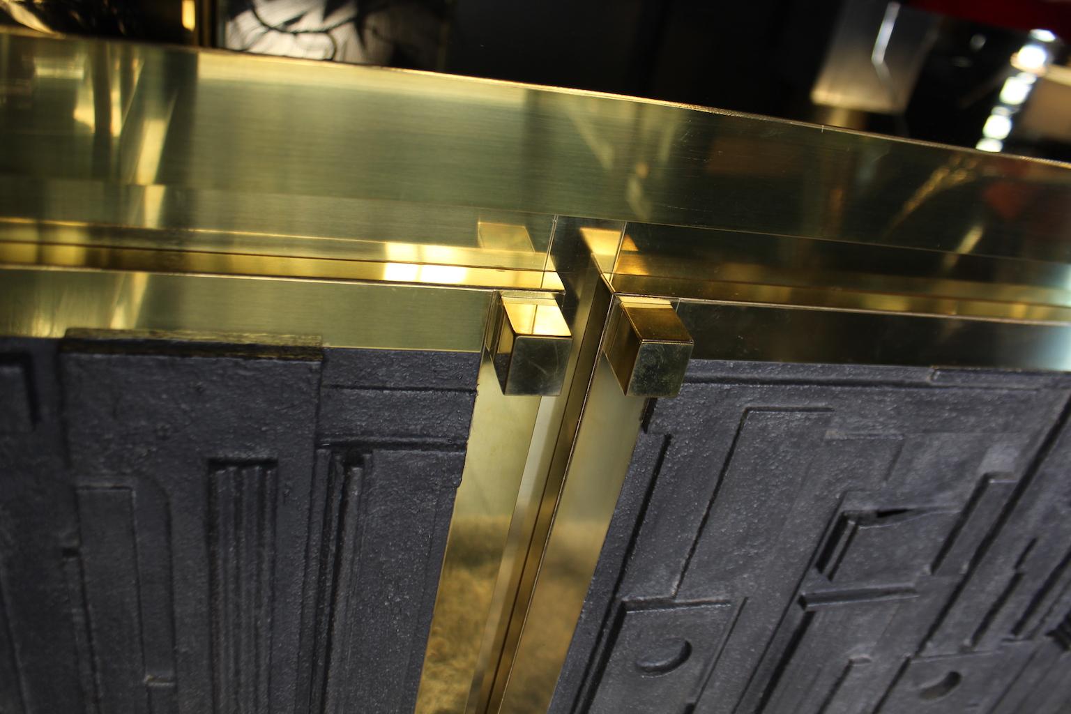 Small Italian Rectangular Brass Sideboard With Resin Doors In Excellent Condition For Sale In Milano, IT