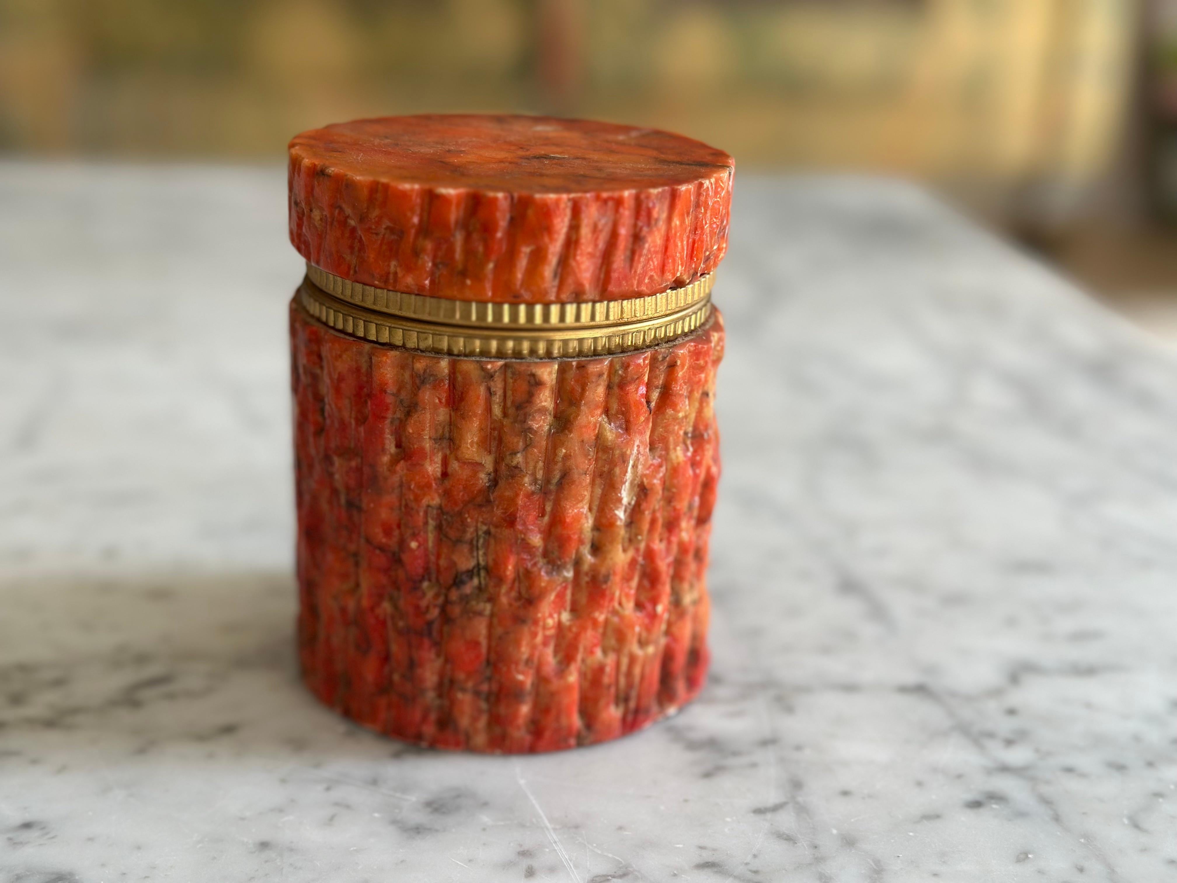 Diese kleine, aber auffällige Schachtel mit Deckel wurde in Italien aus farbenprächtigem rotem Marmor gefertigt und besitzt noch ihr originales Papieretikett, das zu ihrer Authentizität und ihrem Charme beiträgt. Die Oberfläche ist reliefartig