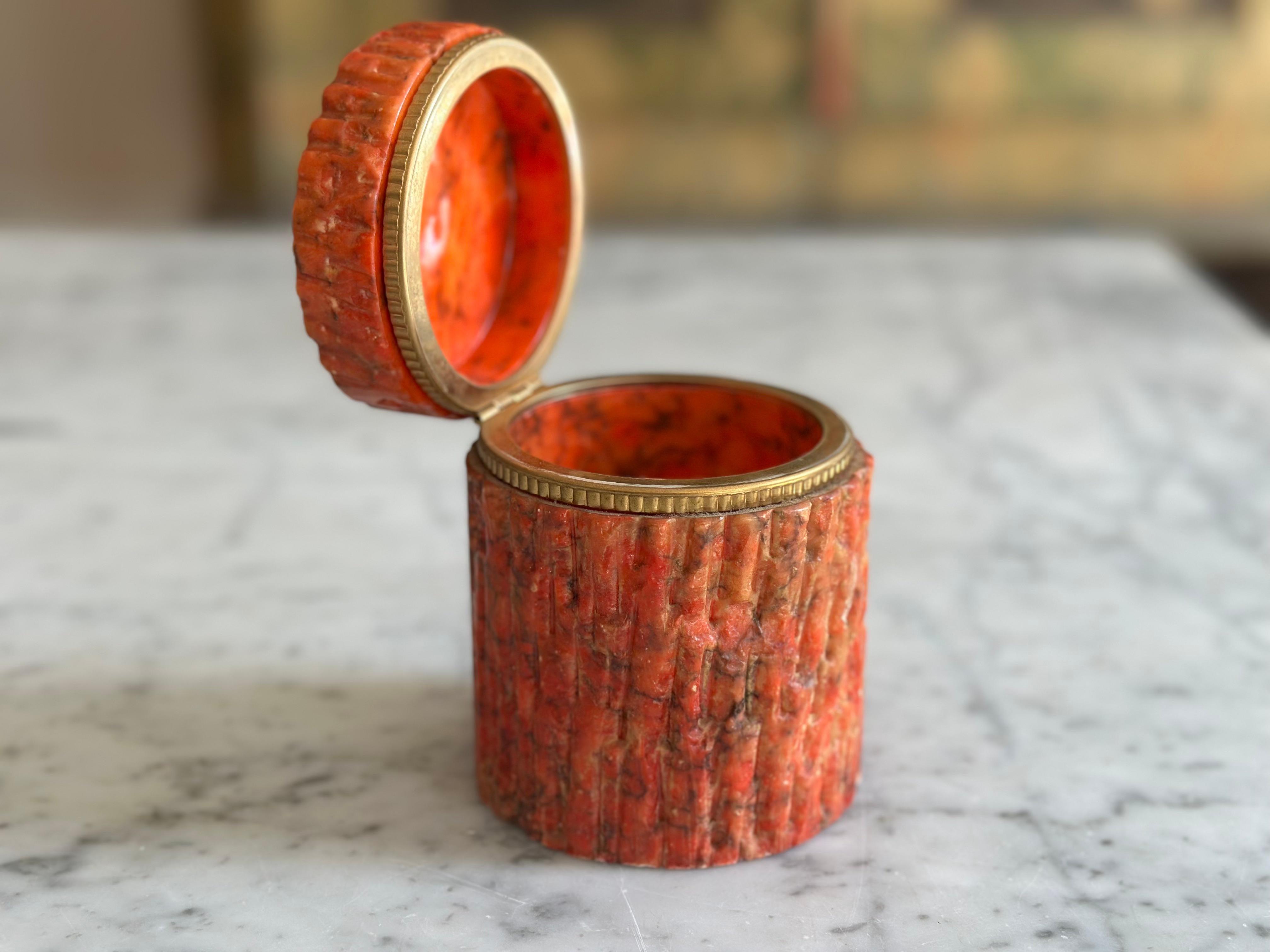 Kleine italienische Schachtel mit Deckel aus rotem Marmor und Original Label (Moderne der Mitte des Jahrhunderts) im Angebot