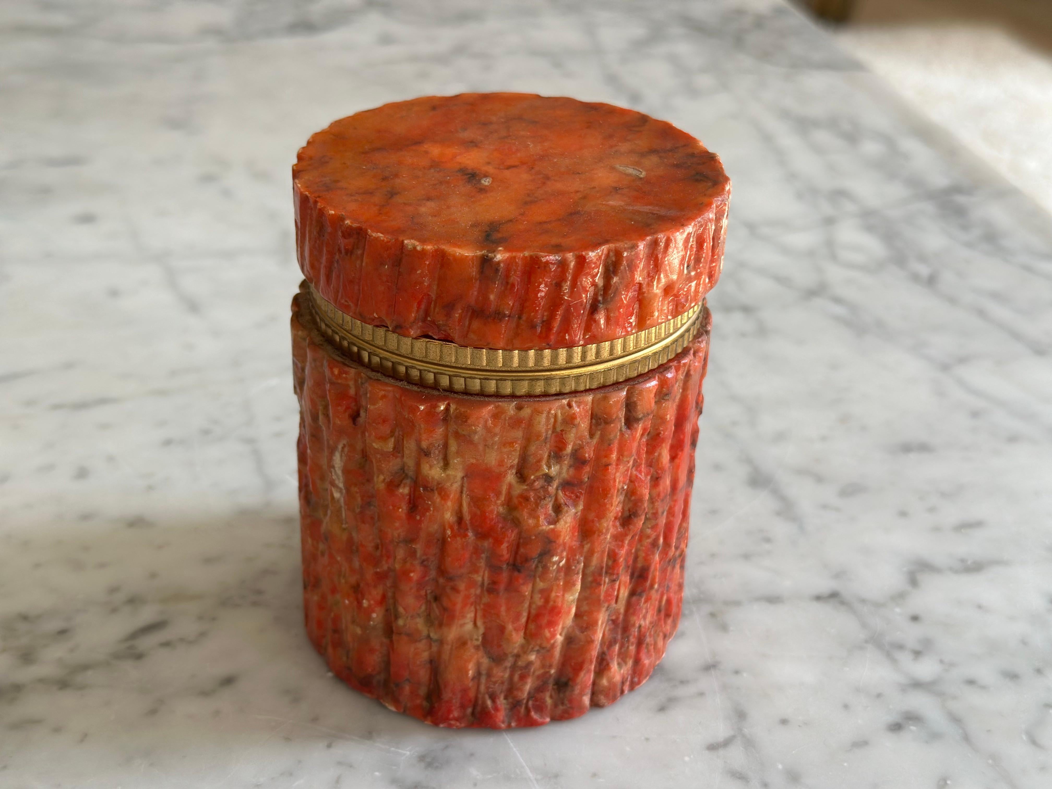 Kleine italienische Schachtel mit Deckel aus rotem Marmor und Original Label (Italienisch) im Angebot