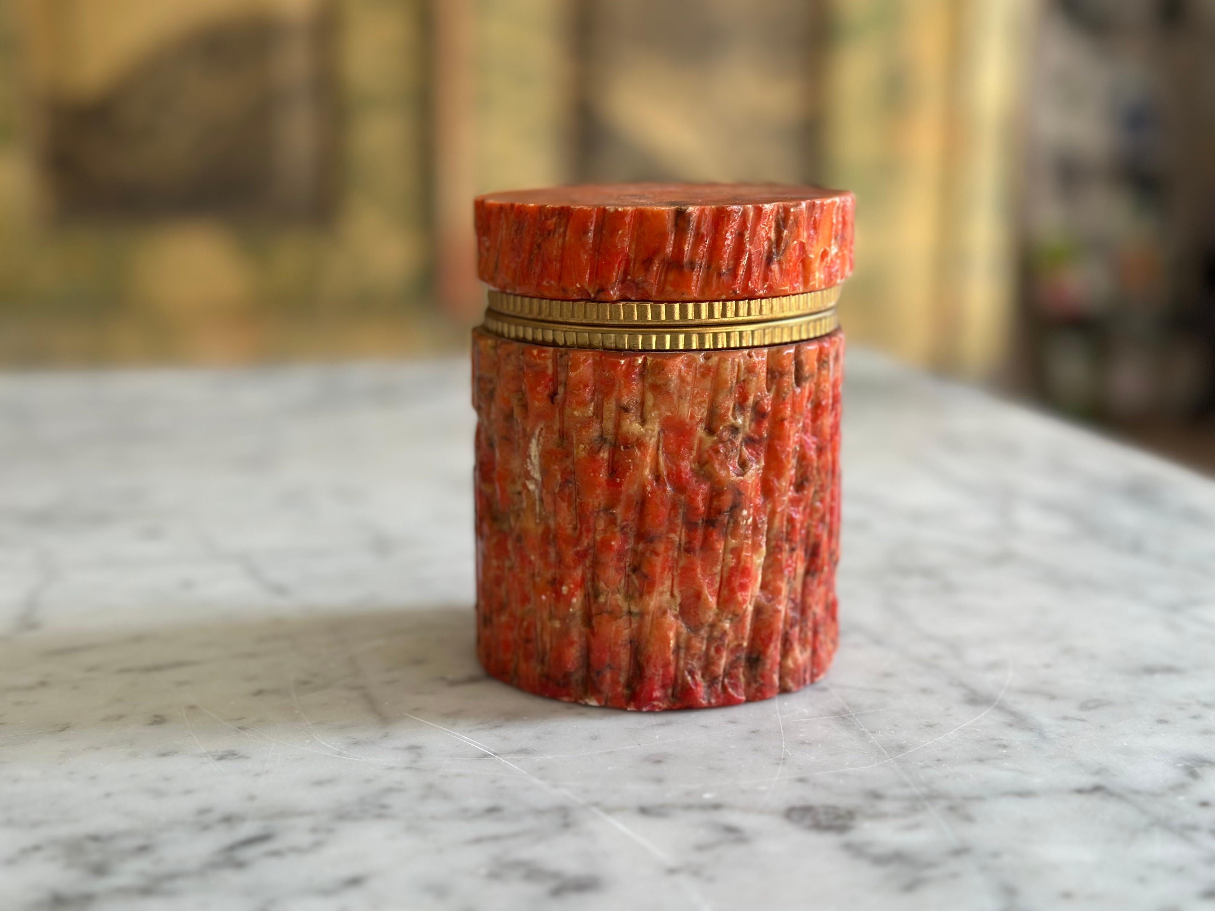 Kleine italienische Schachtel mit Deckel aus rotem Marmor und Original Label im Zustand „Relativ gut“ im Angebot in Hamburg, DE