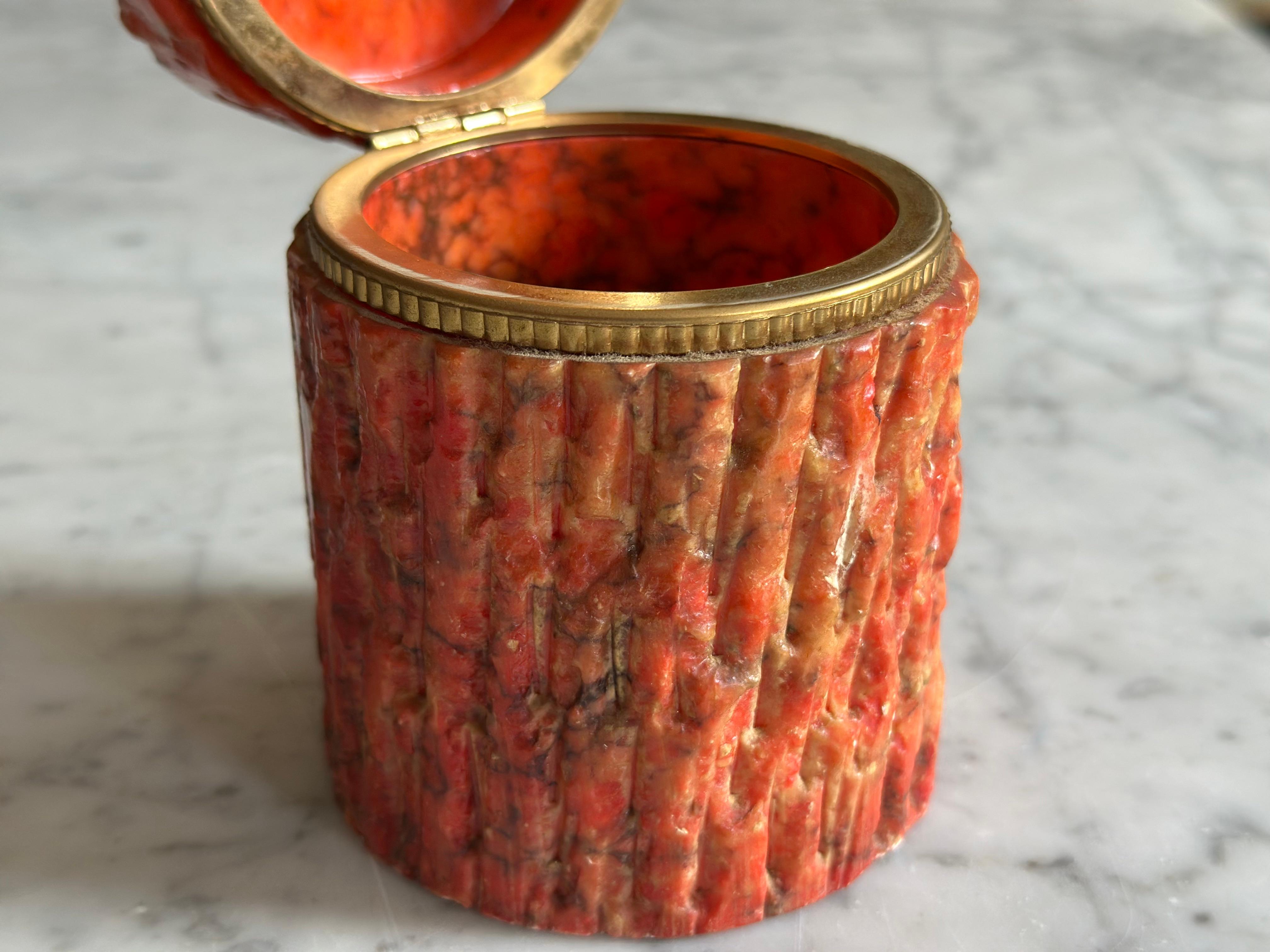 Kleine italienische Schachtel mit Deckel aus rotem Marmor und Original Label (Messing) im Angebot