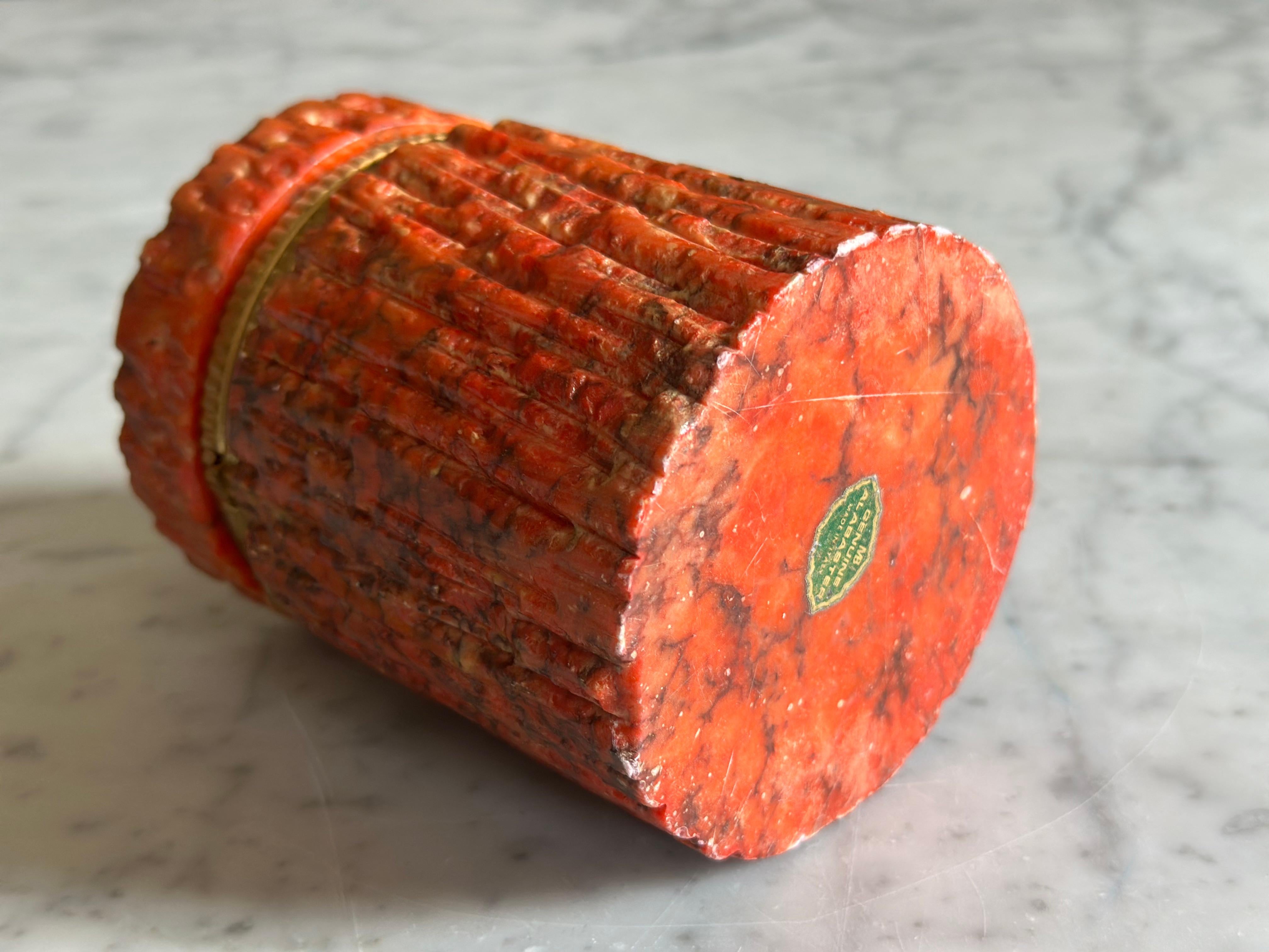 Kleine italienische Schachtel mit Deckel aus rotem Marmor und Original Label im Angebot 1