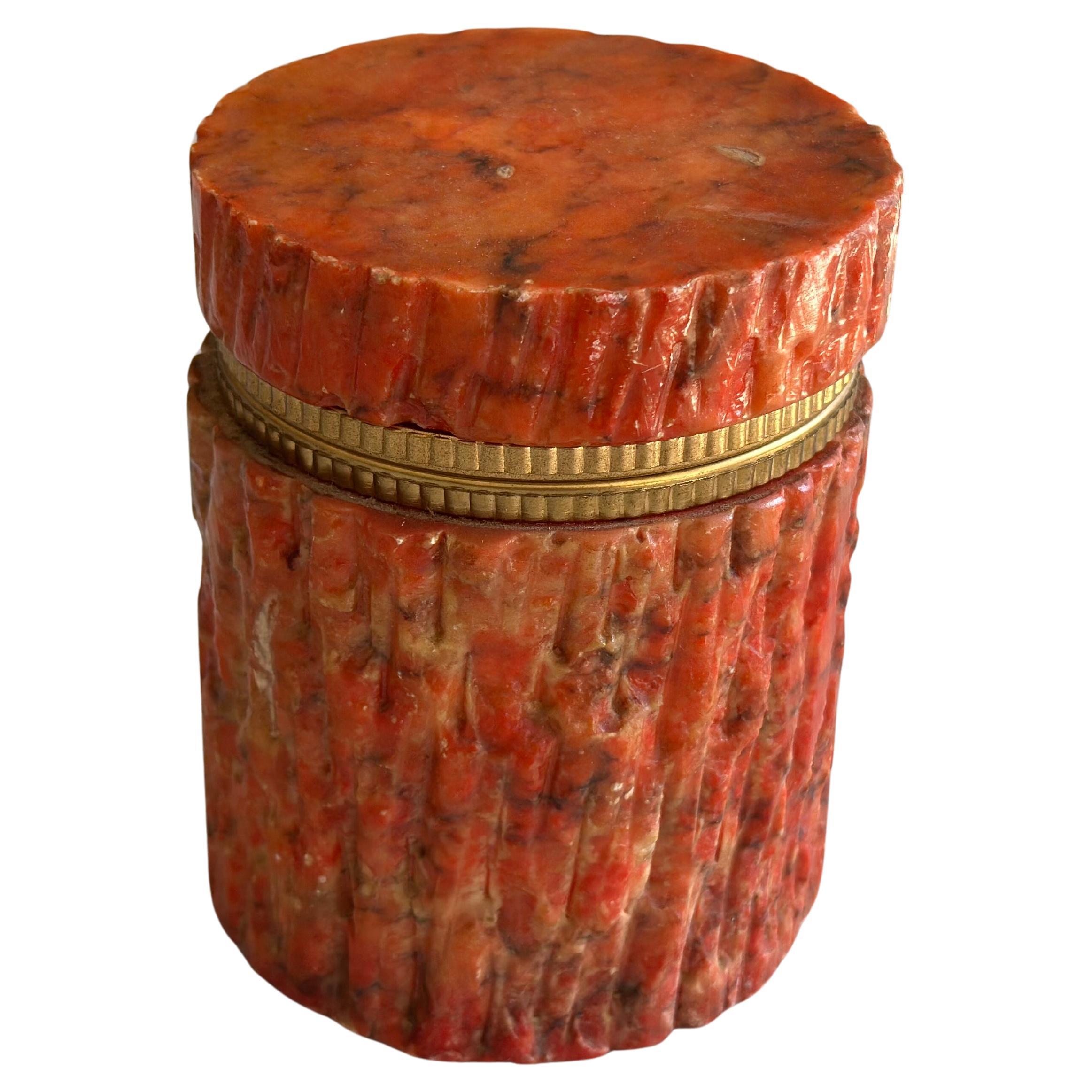 Kleine italienische Schachtel mit Deckel aus rotem Marmor und Original Label im Angebot