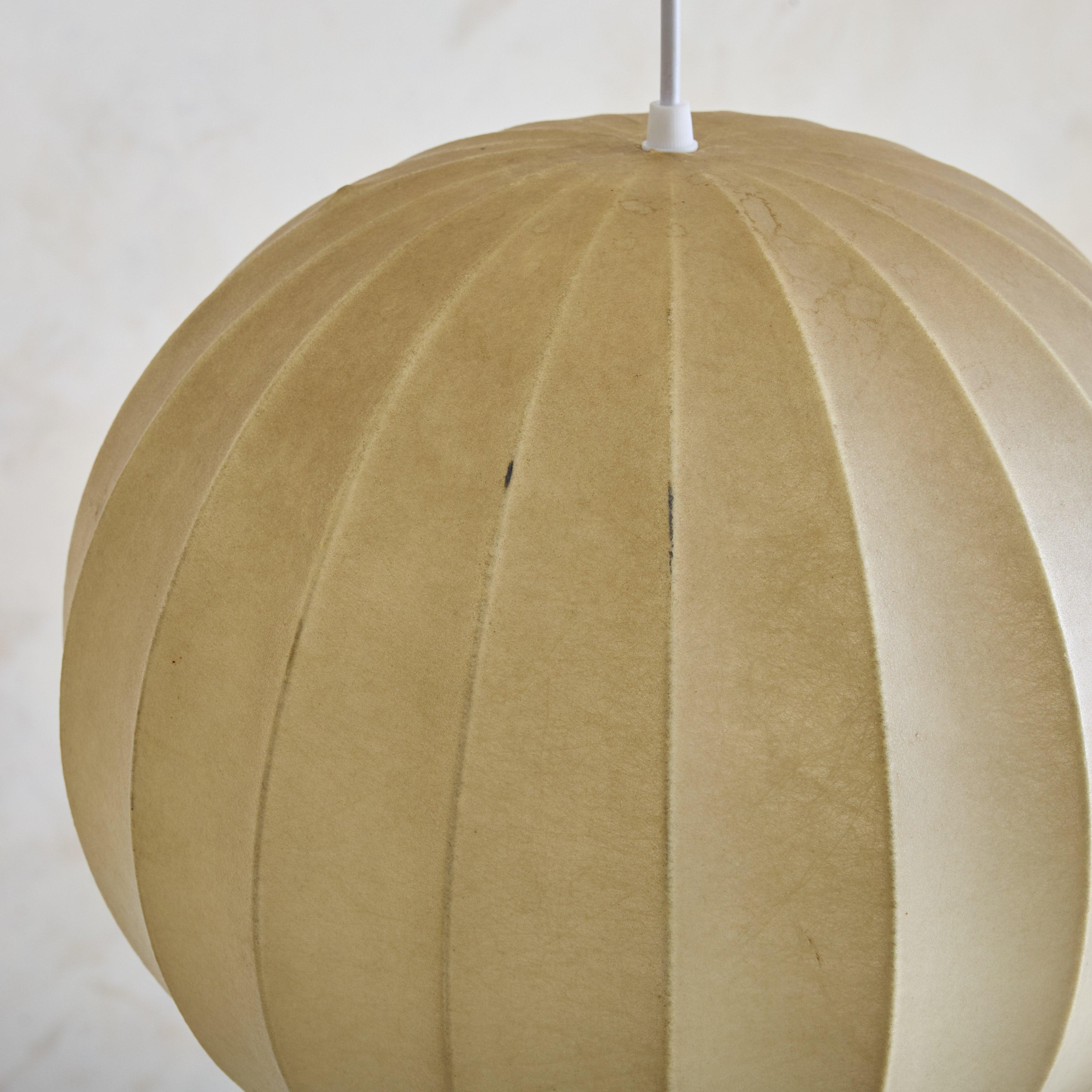 Petit pendentif globe cocon en résine italienne, années 1960 en vente 1