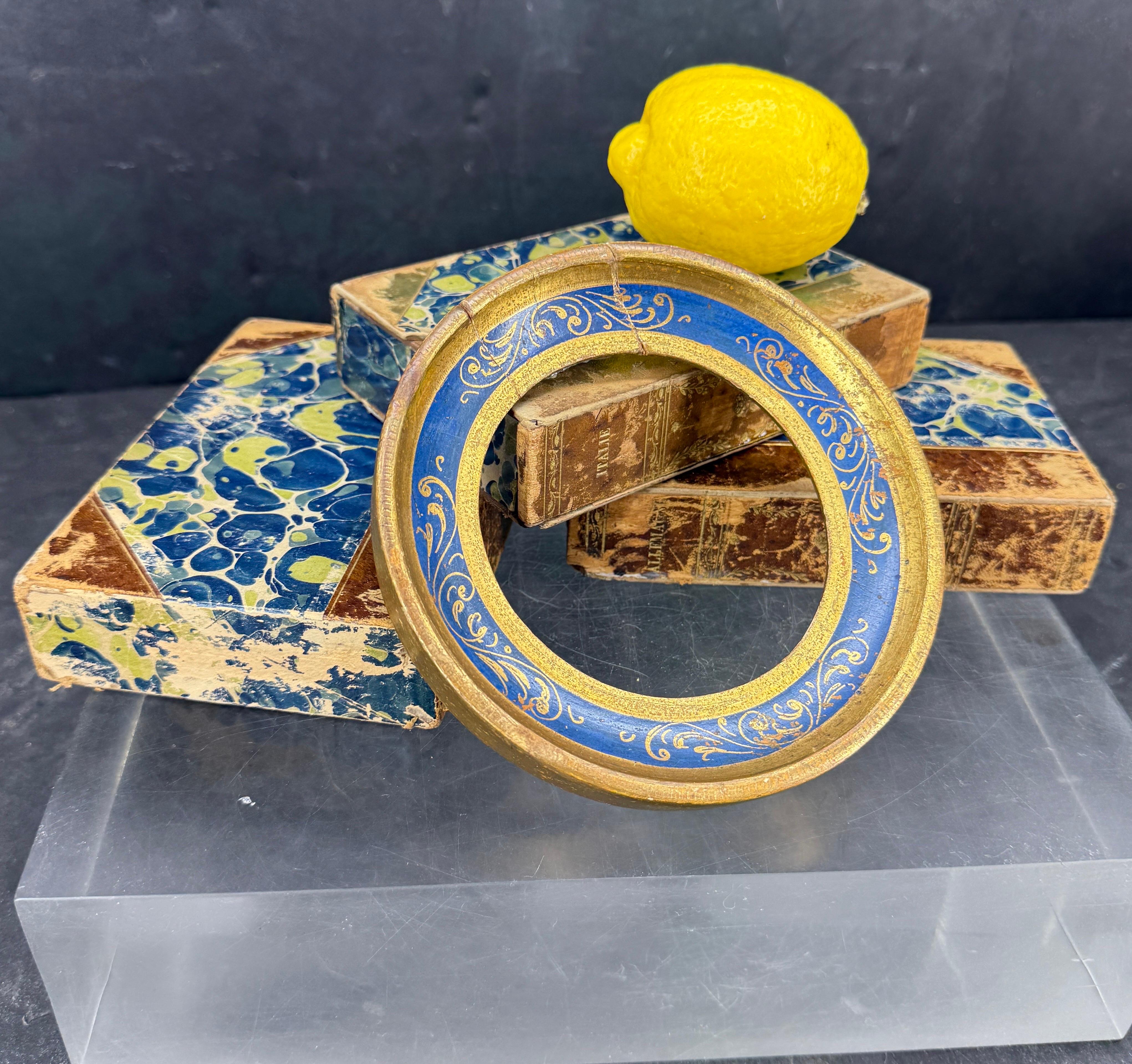 Kleiner italienischer Kunstrahmen aus blau bemaltem Holz. Sehr detaillierter und charmanter Kunstrahmen zur Ergänzung einer Sammlung. Auf der Rückseite vermerkt,  Hergestellt in Italien.
