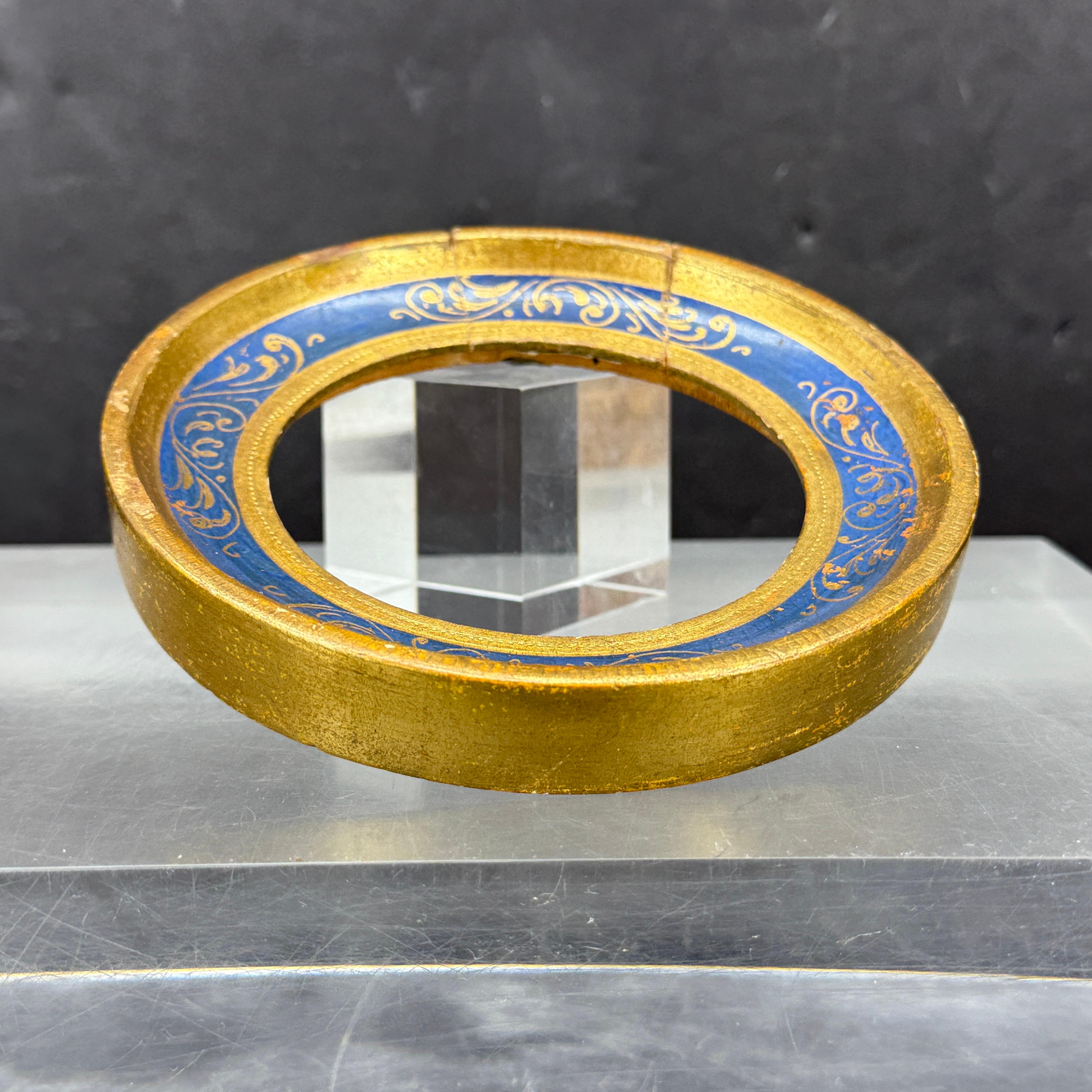 Kleine italienische Runde gemalt Florentine vergoldet Wood Art Frame CIRCA 1950's im Zustand „Gut“ im Angebot in Haddonfield, NJ