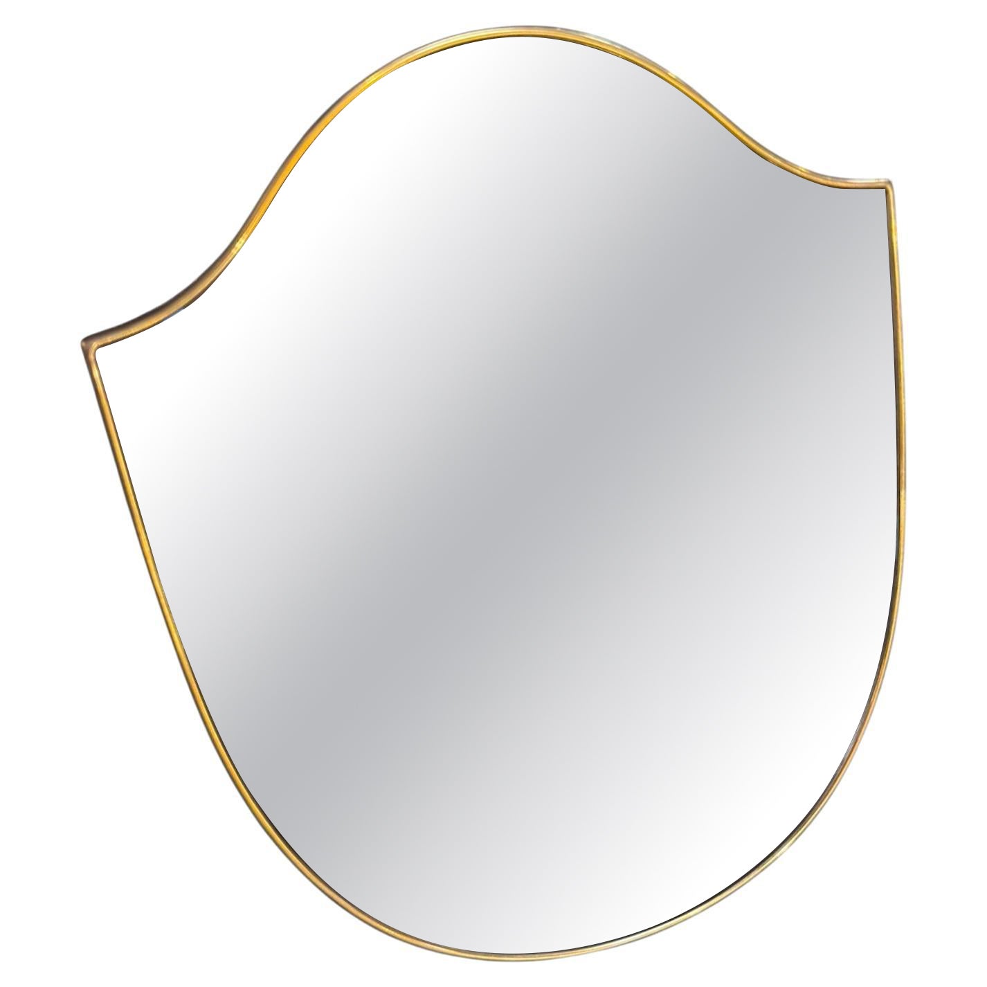 Petit miroir bouclier italien avec garniture en laiton, années 1950
