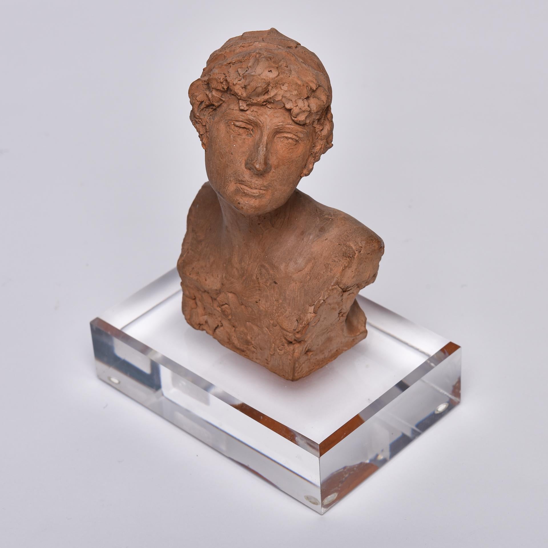 O/5804 - Petit buste féminin en terre cuite signé d'un célèbre artiste italien : Celestino Fumagalli , né à Turin en 1864, mort à Milan en 1941.
C'est un petit chef-d'œuvre, à admirer : Je l'ai placé sur un petit socle en plexi cm. 12x 8 x h.3.





