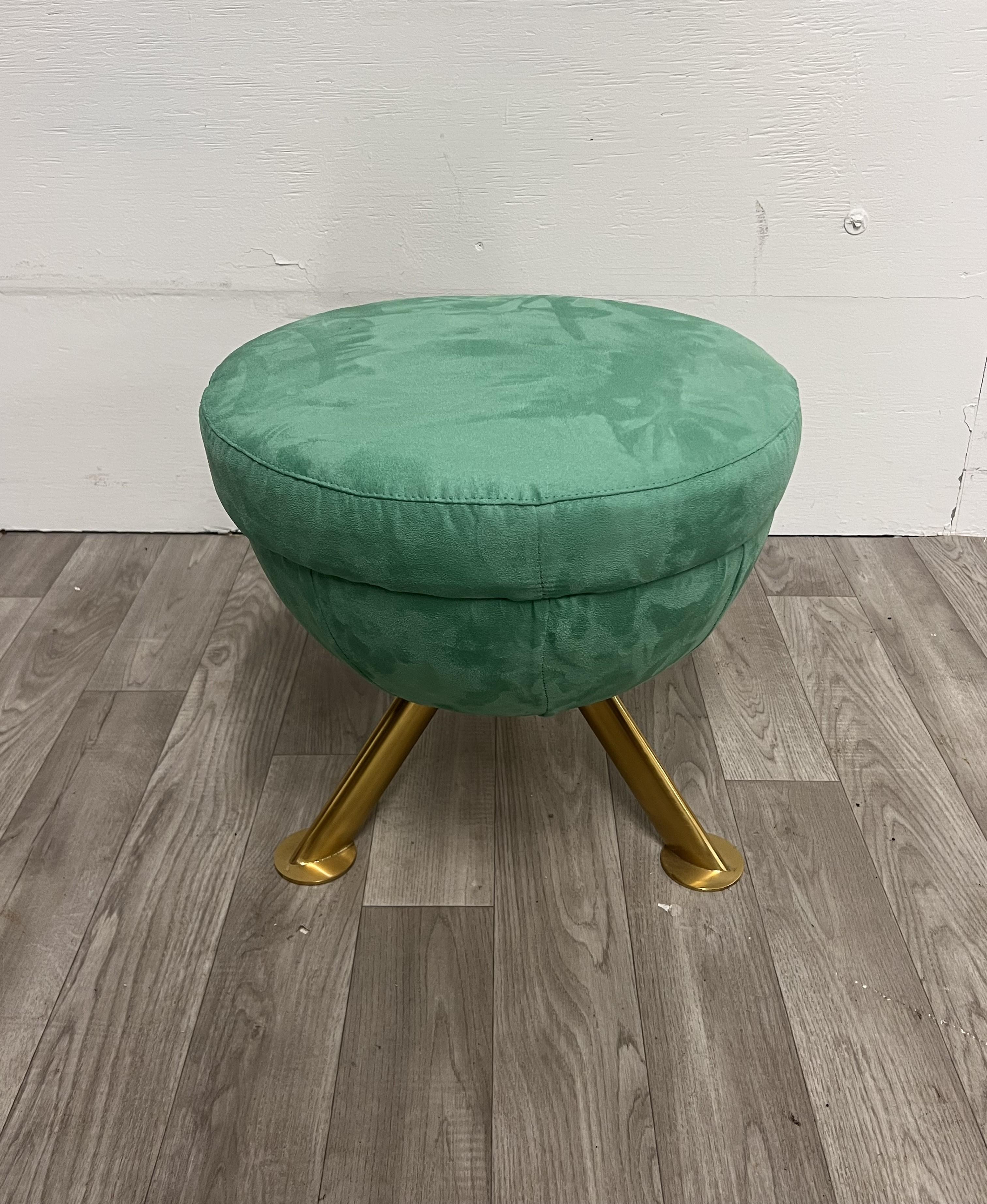 Tabouret italien des années 1960 entièrement restauré et retapissé
Idéal pour asseoir les invités lors d'une réunion ou comme tabouret de pied pour se détendre.
Belle apparence de modernité du milieu du siècle