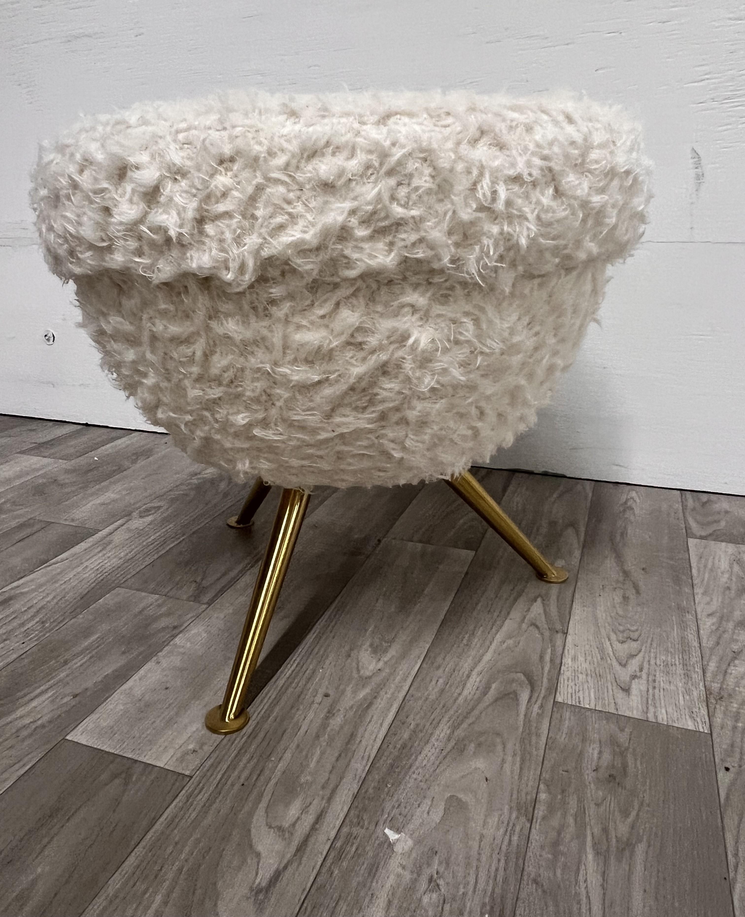 Kleiner italienischer Hocker (Mitte des 20. Jahrhunderts) im Angebot