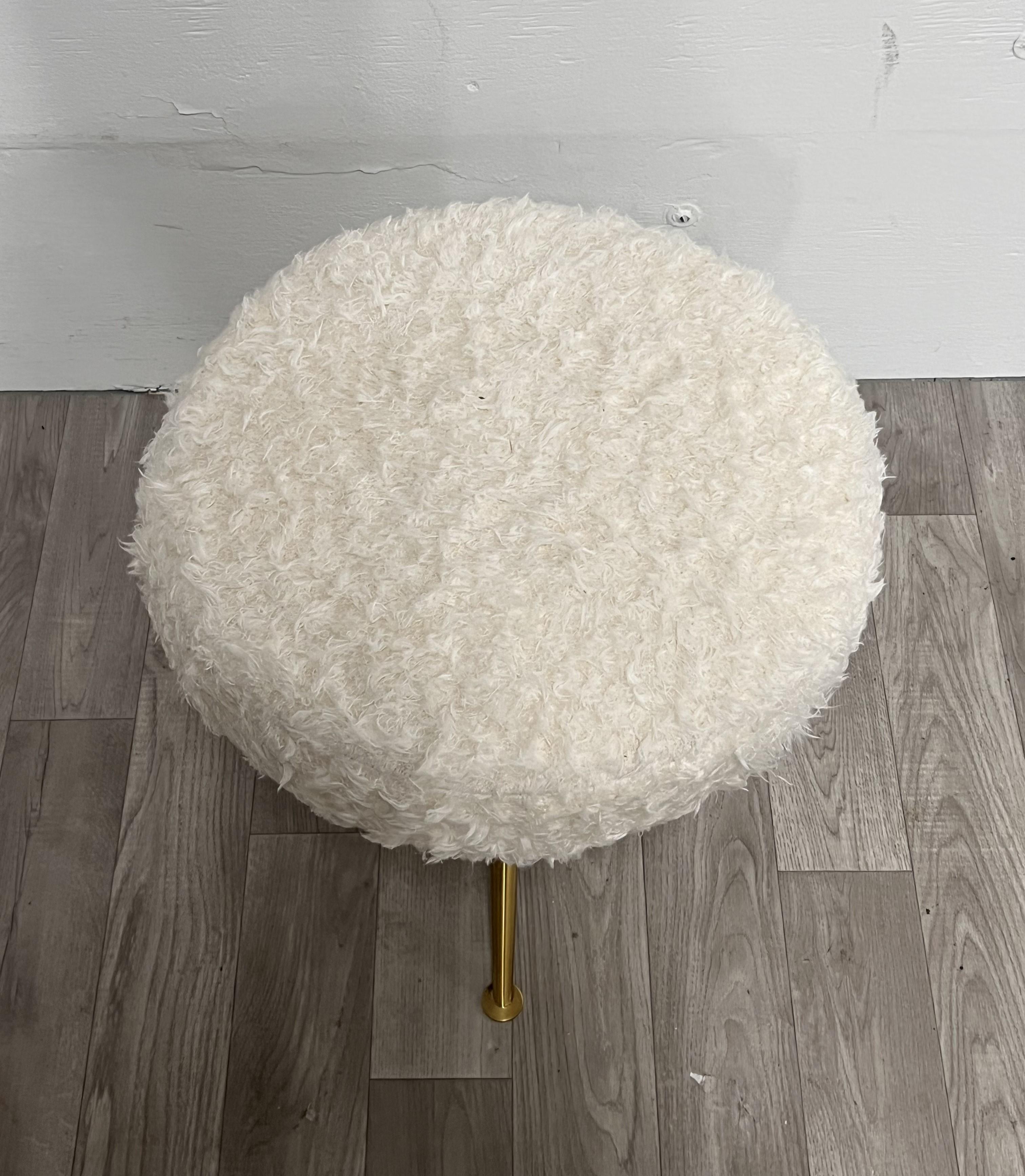 Kleiner italienischer Hocker (Messing) im Angebot