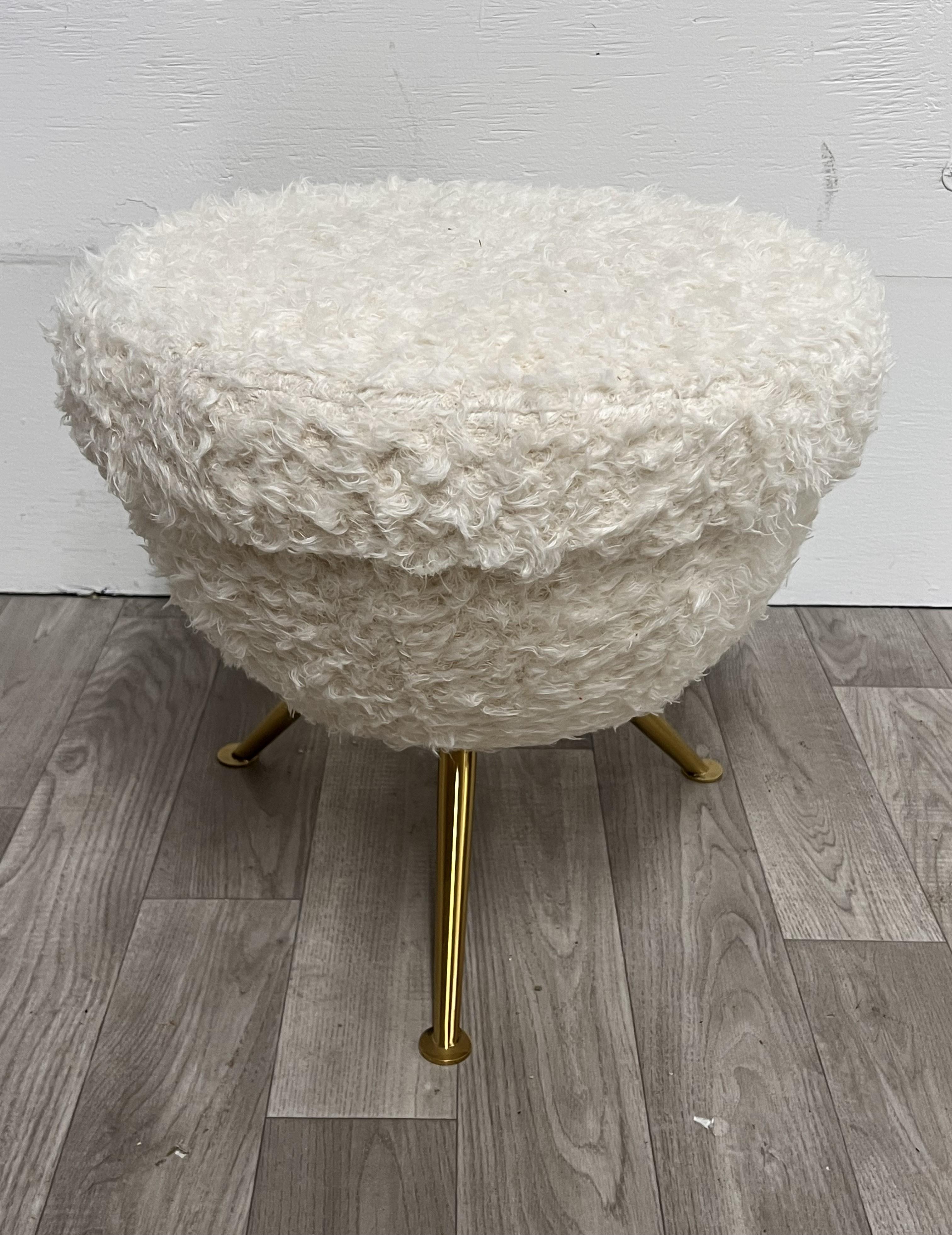 Kleiner italienischer Hocker im Angebot 1