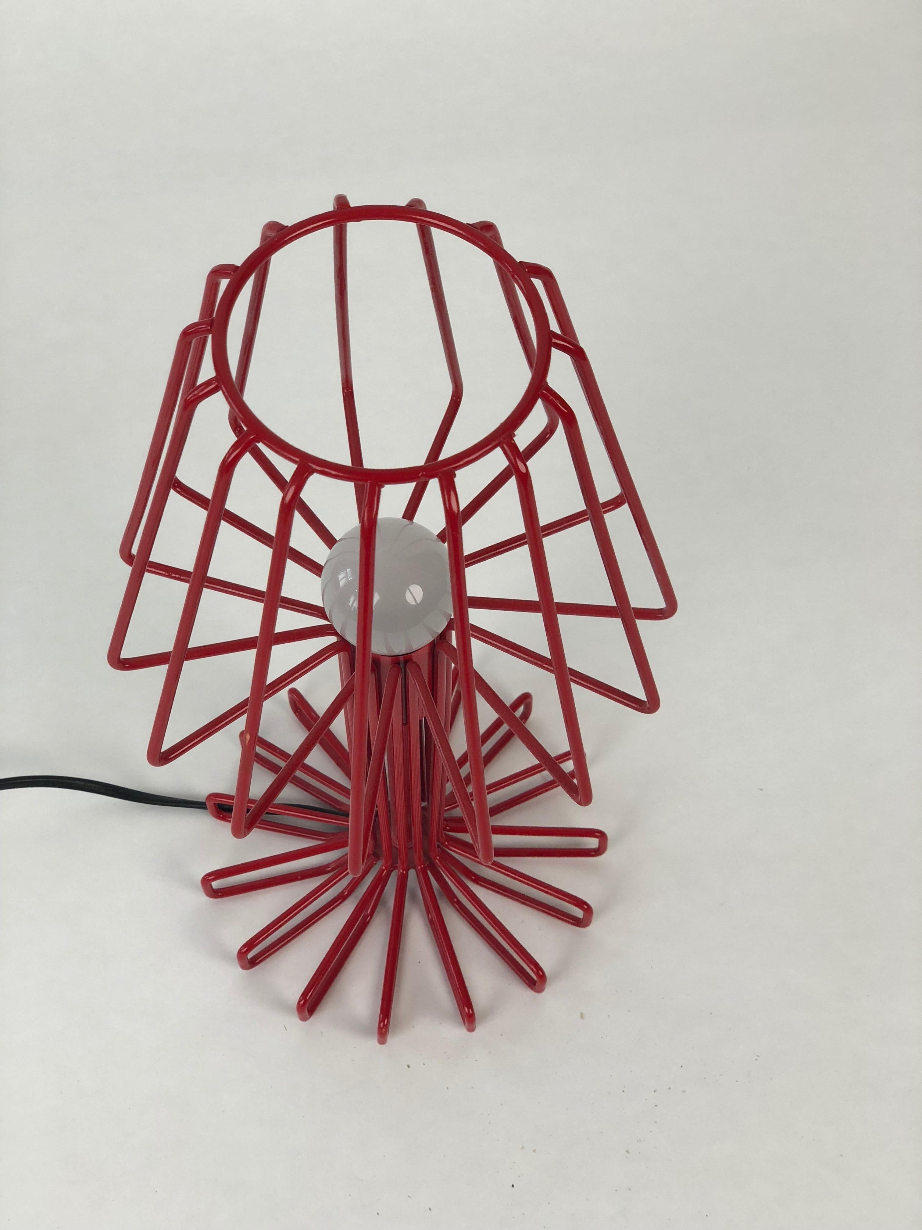 Postmoderne Petite lampe de table italienne rouge en vente